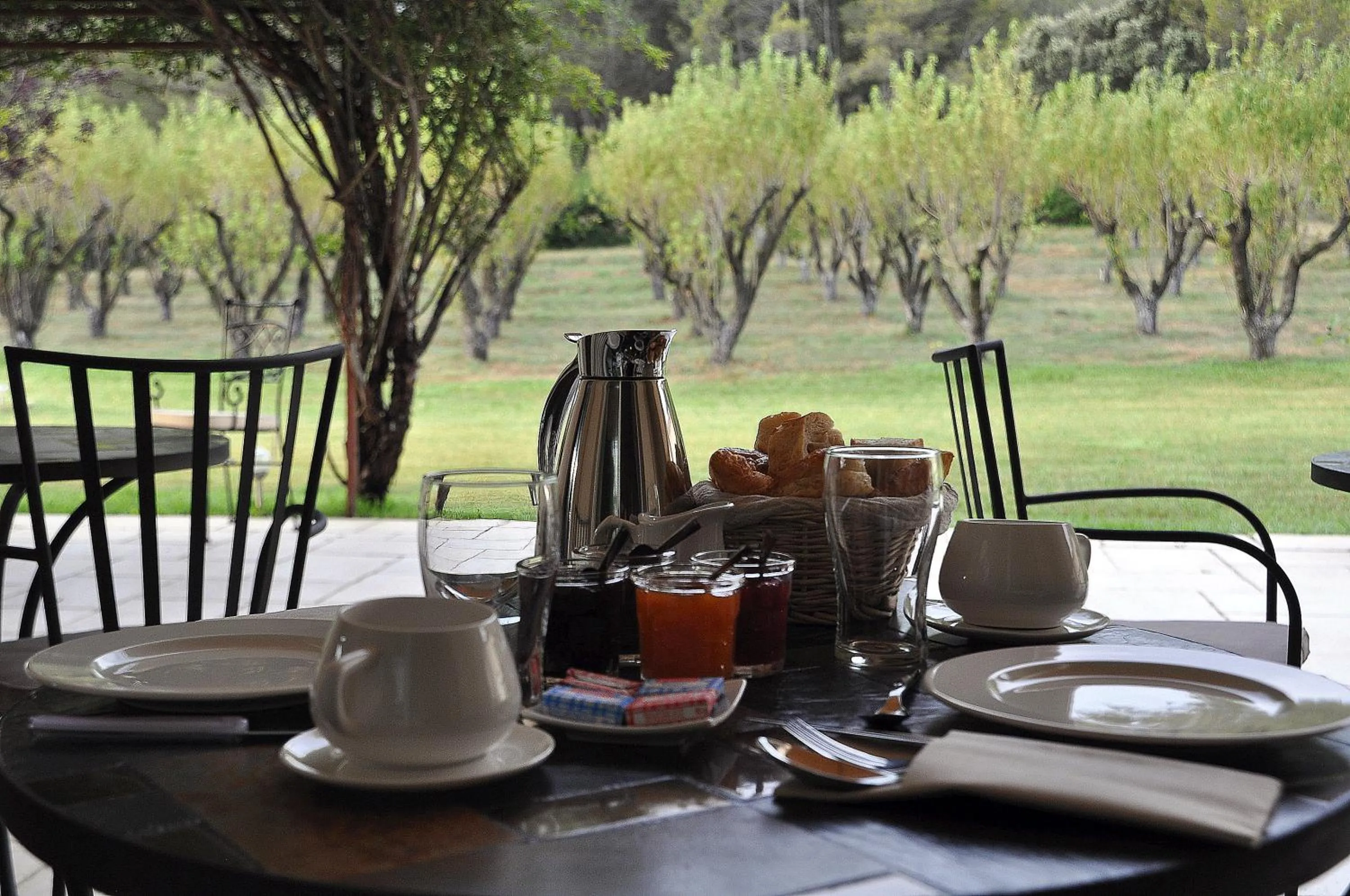 Continental breakfast in Le Jardin des Amandiers