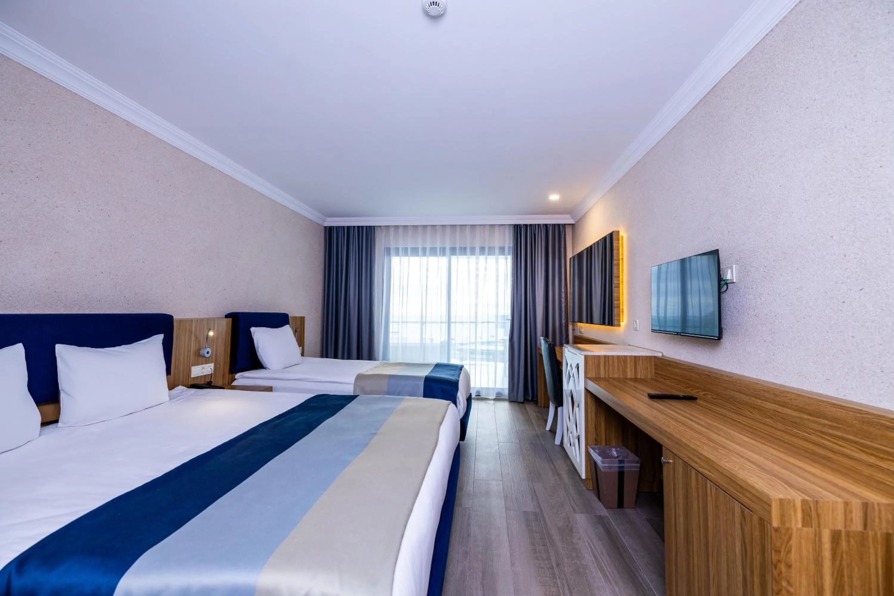 Photo of the whole room, Bed in Granada Luxury Okurcalar