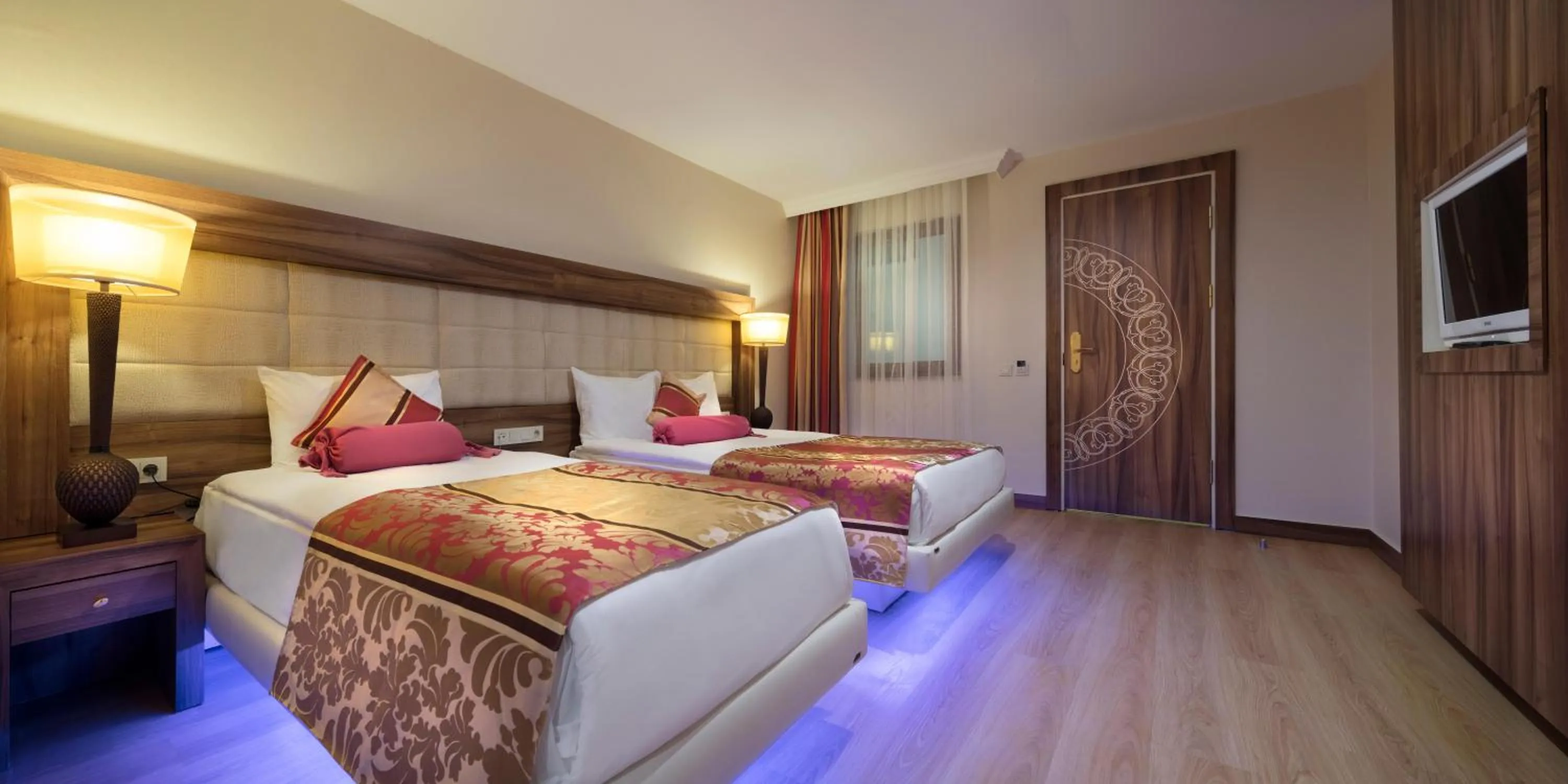 Photo of the whole room, Bed in Granada Luxury Okurcalar