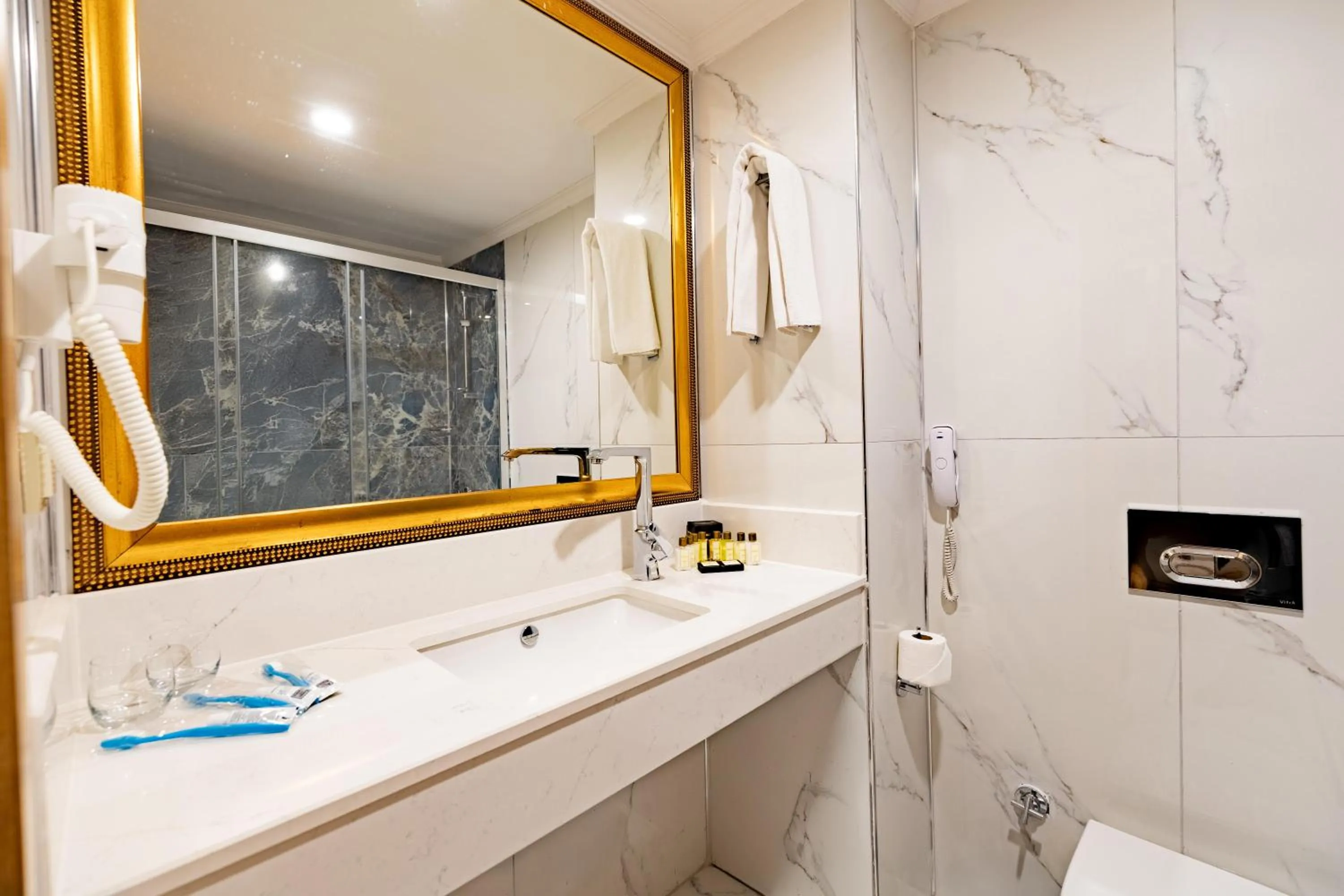 Bathroom in Granada Luxury Okurcalar