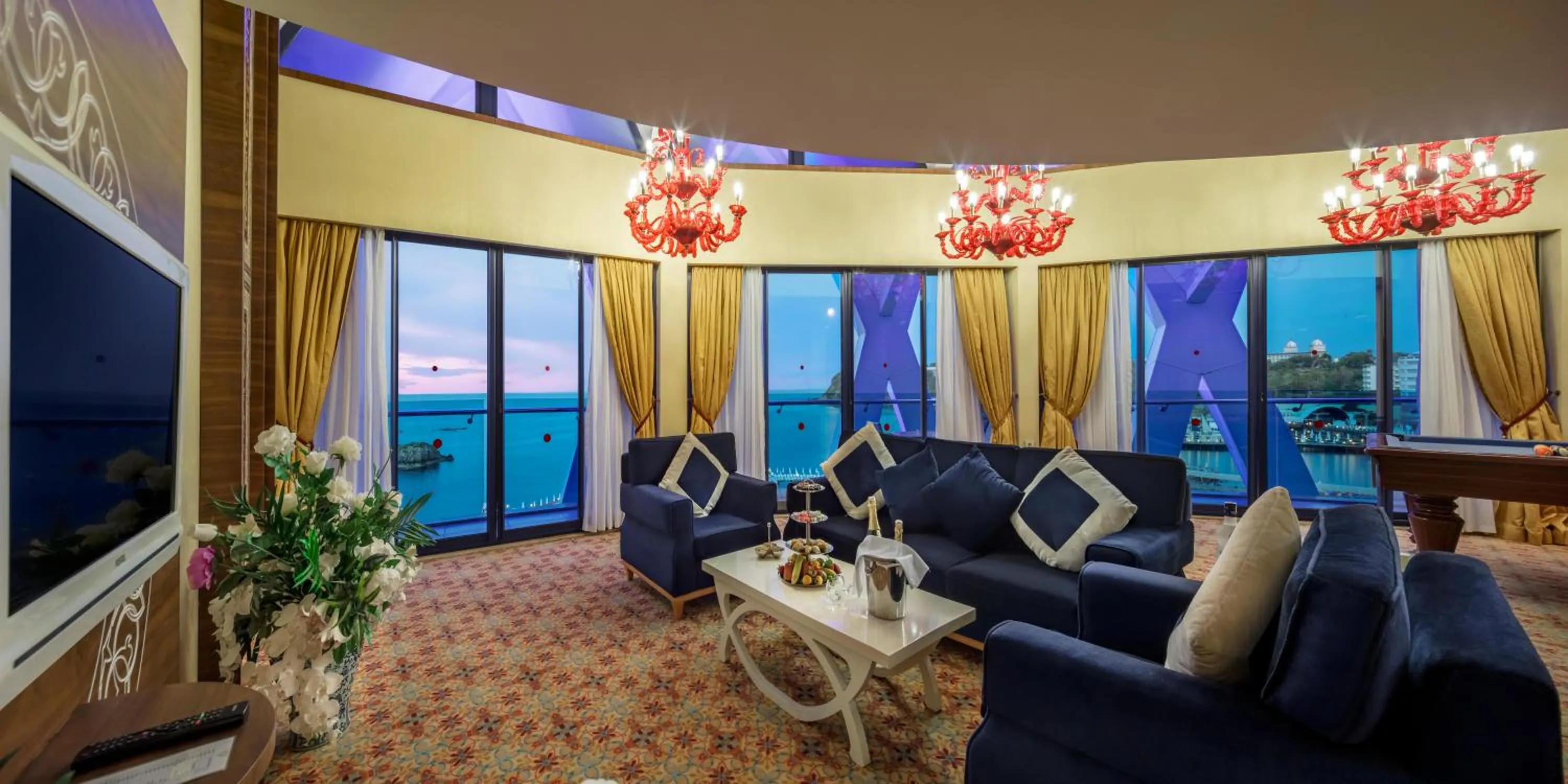 Photo of the whole room in Granada Luxury Okurcalar