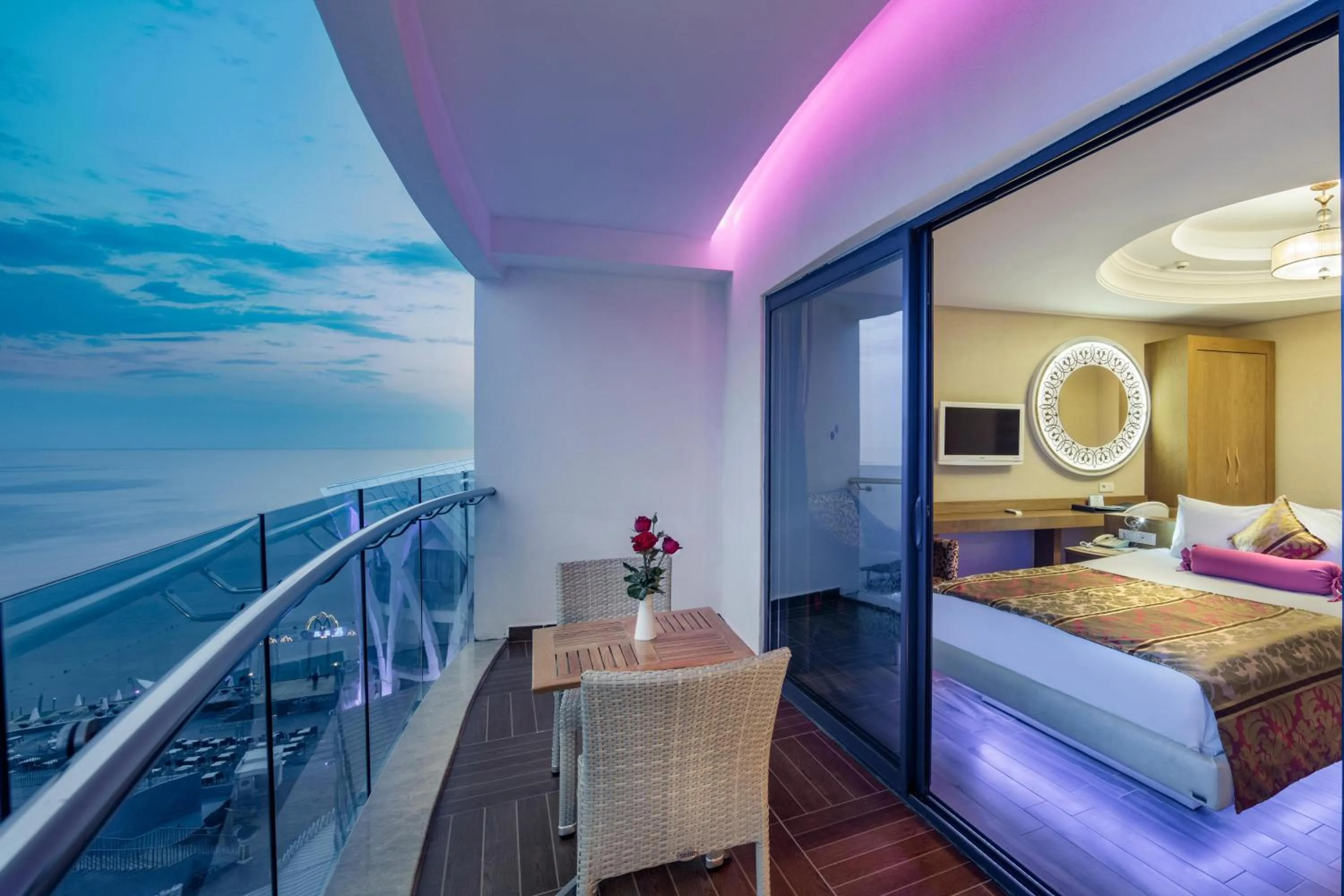 Photo of the whole room, Bed in Granada Luxury Okurcalar