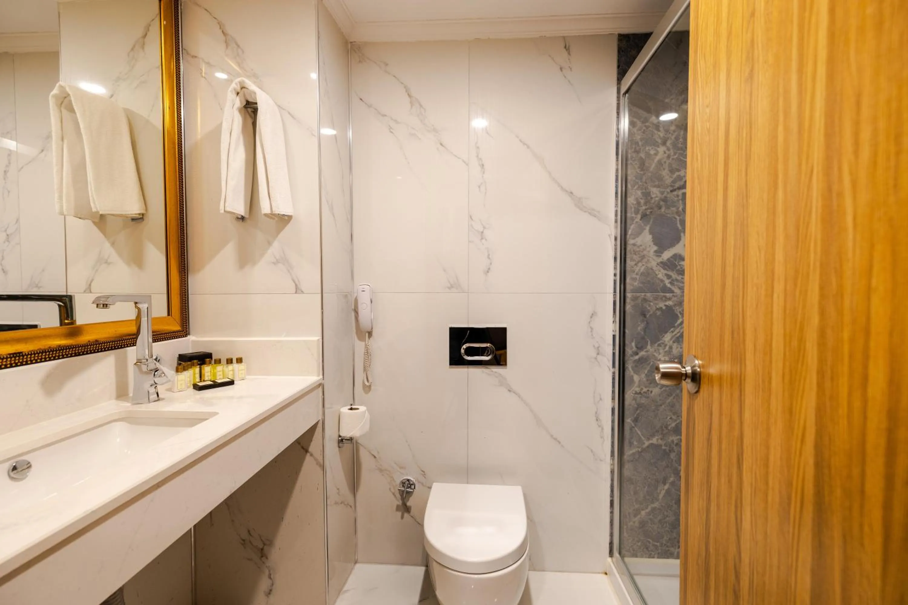 Bathroom in Granada Luxury Okurcalar