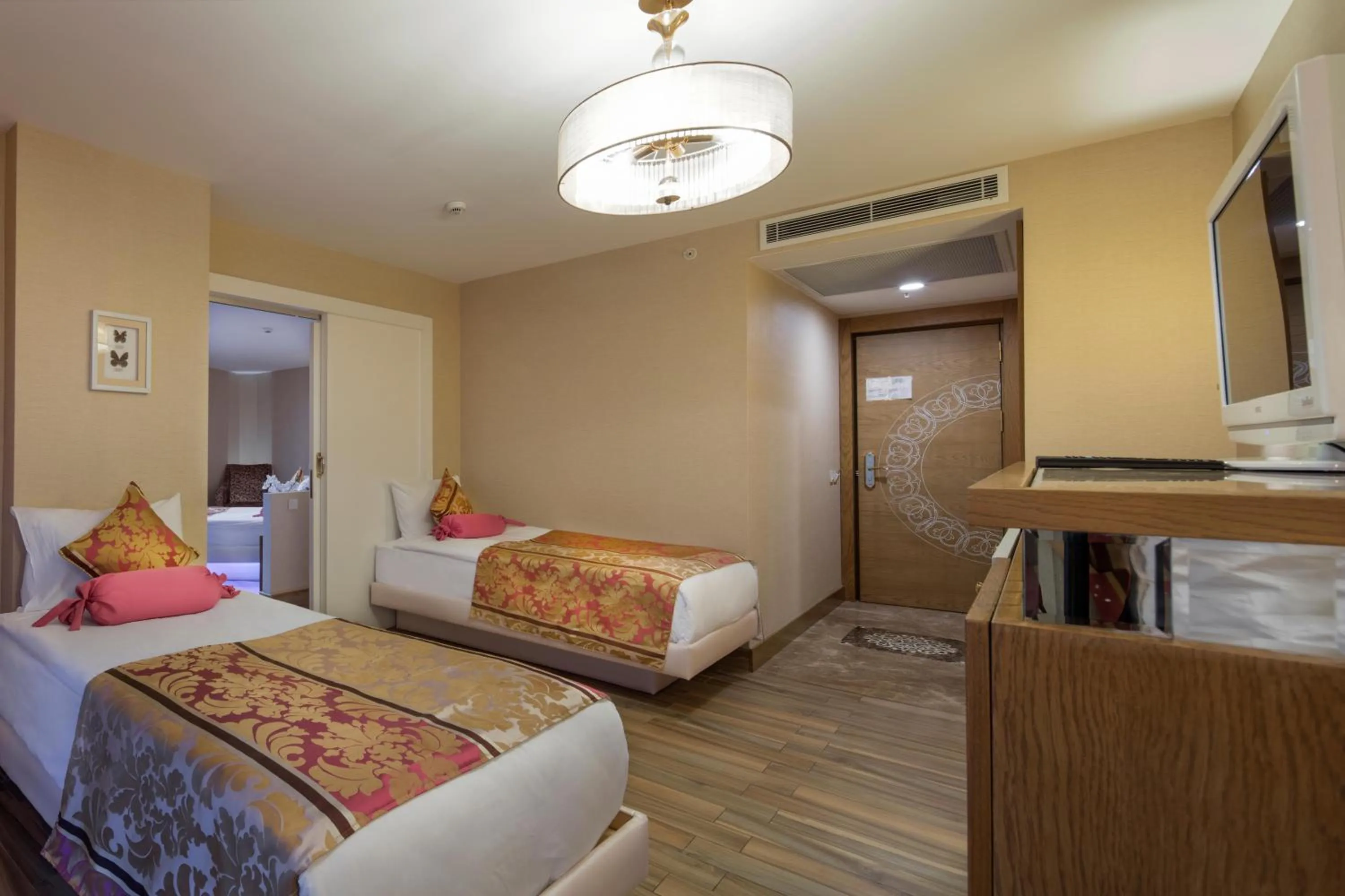 Photo of the whole room, Bed in Granada Luxury Okurcalar