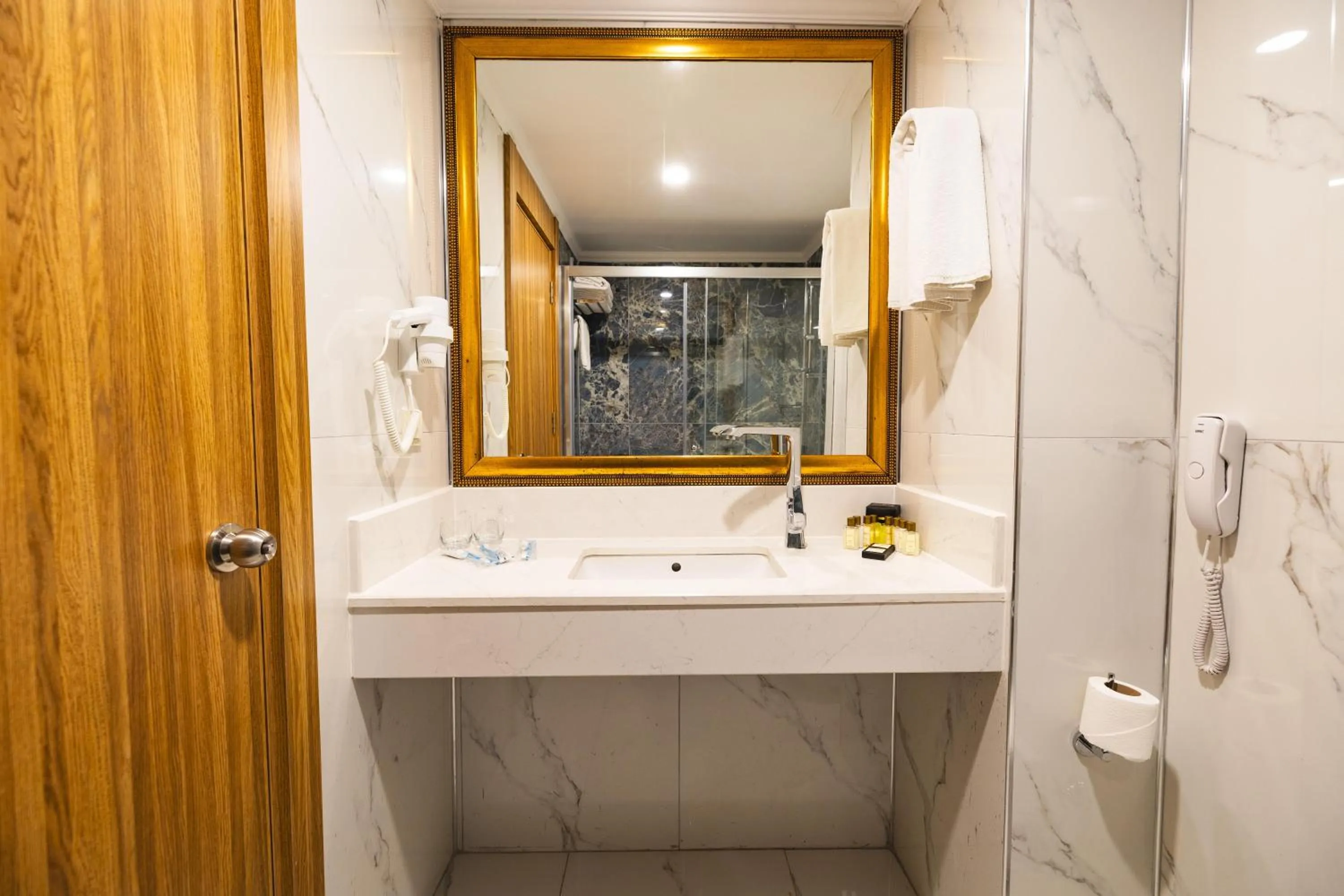 Bathroom in Granada Luxury Okurcalar