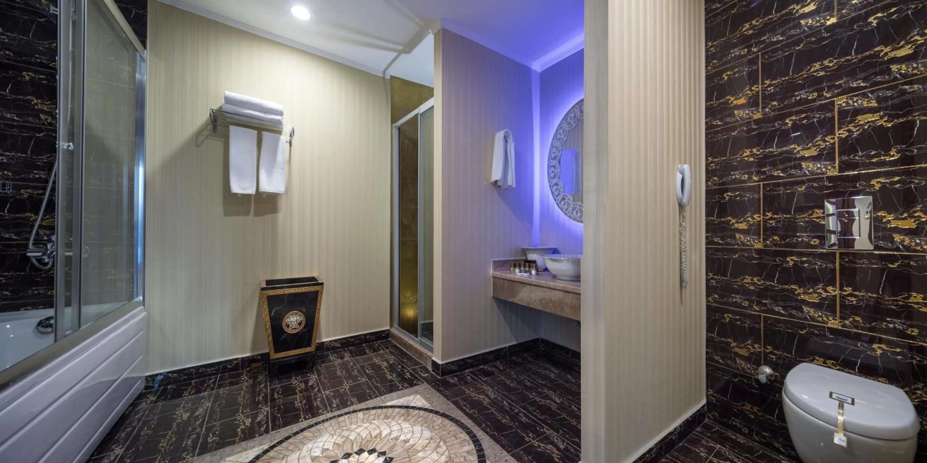 Photo of the whole room in Granada Luxury Okurcalar