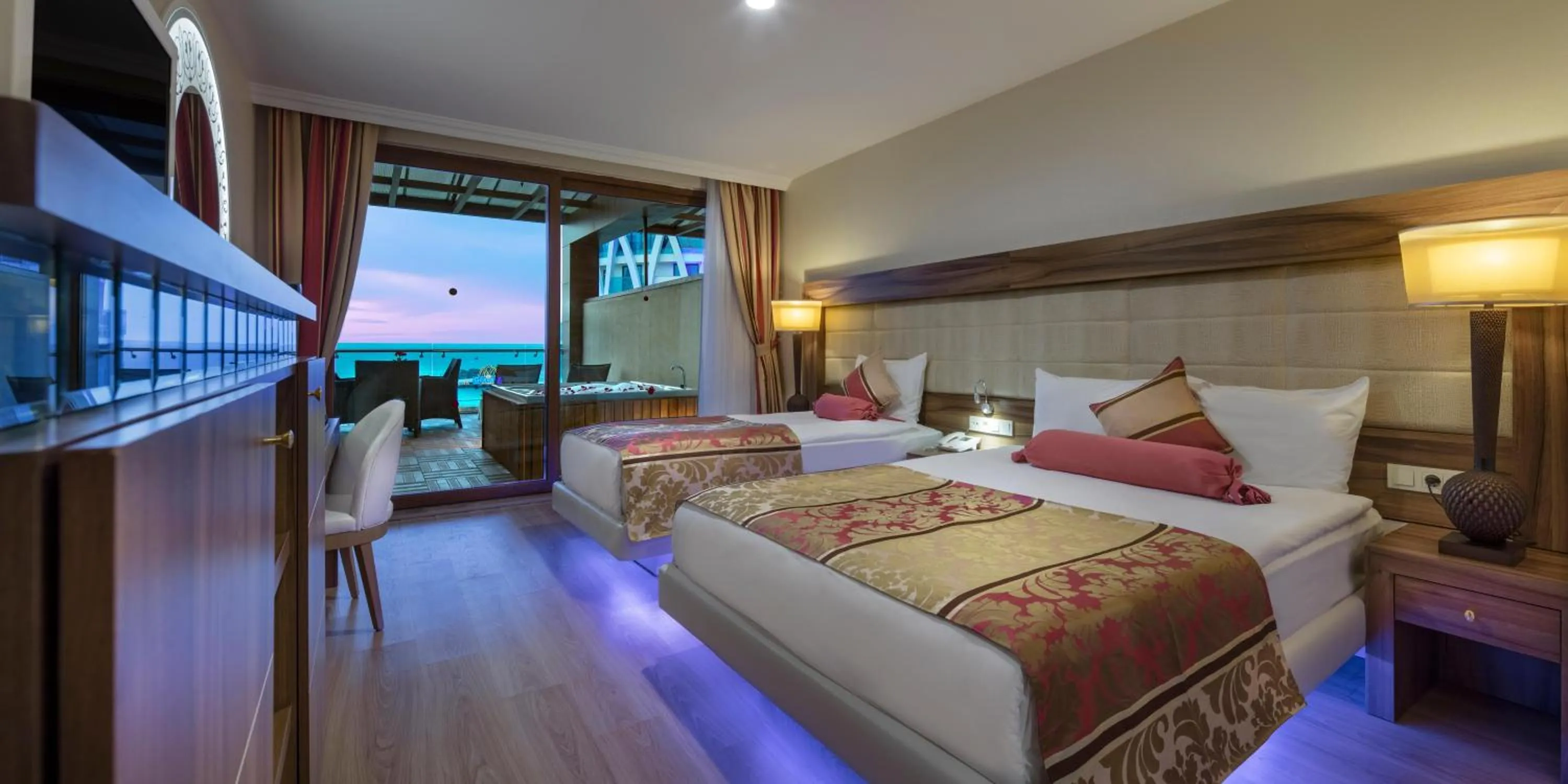 Photo of the whole room, Bed in Granada Luxury Okurcalar