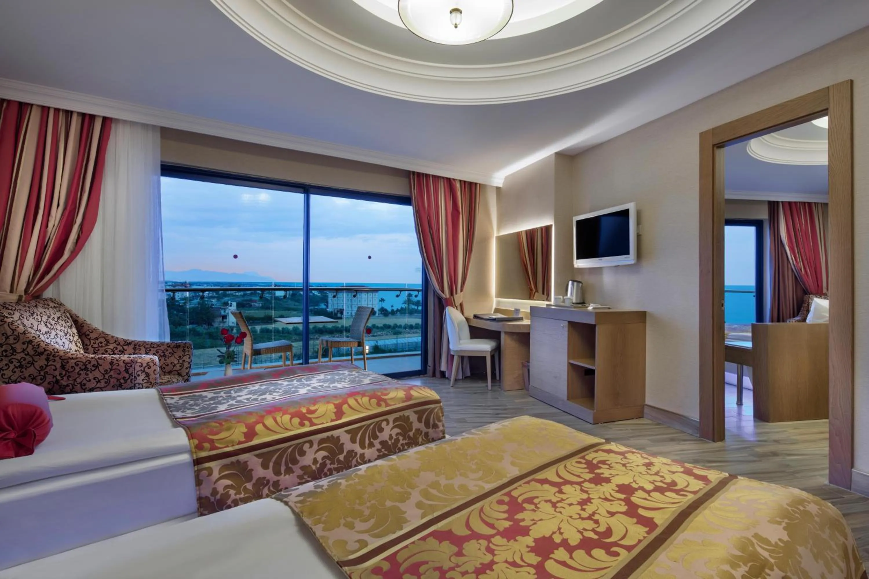 Photo of the whole room, Bed in Granada Luxury Okurcalar