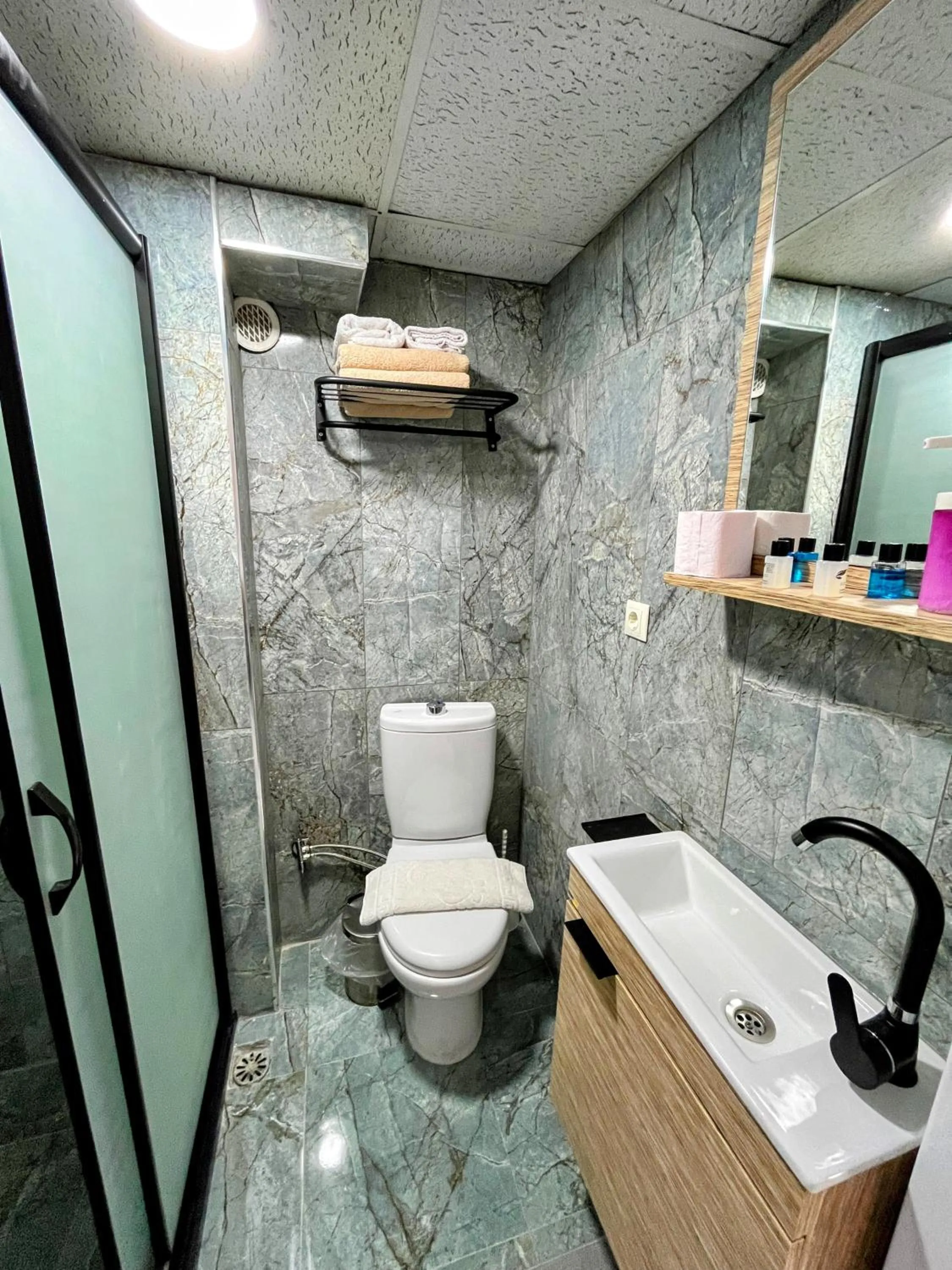 Bathroom in Pembe Hotel