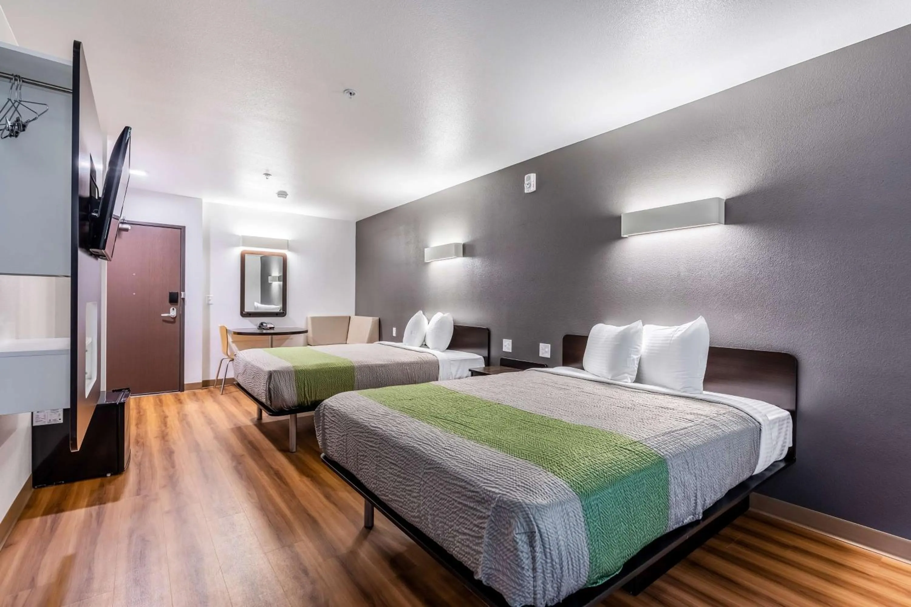 TV and multimedia, Bed in Motel 6-Las Vegas, NV - Motor Speedway