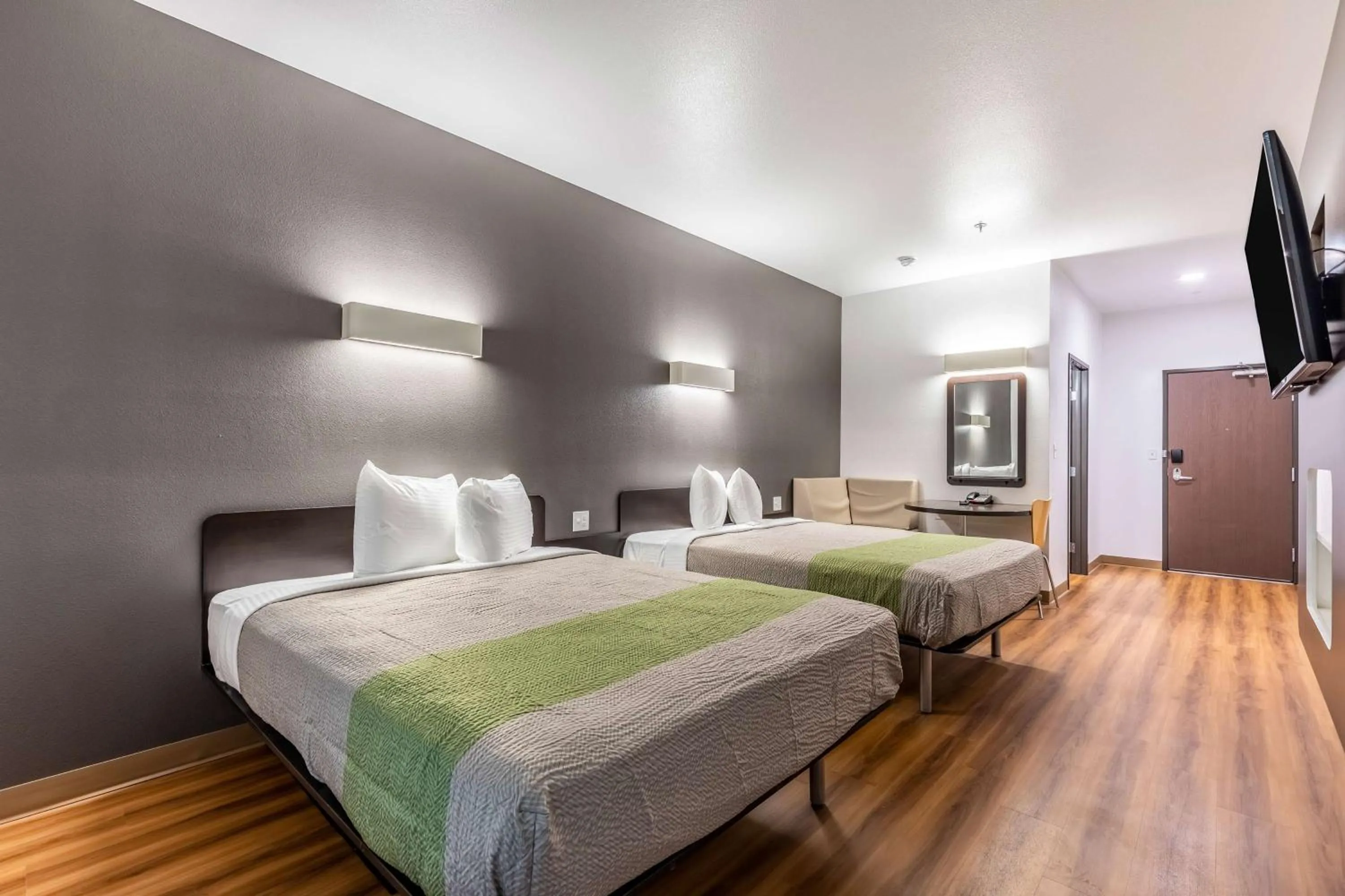 TV and multimedia, Bed in Motel 6-Las Vegas, NV - Motor Speedway