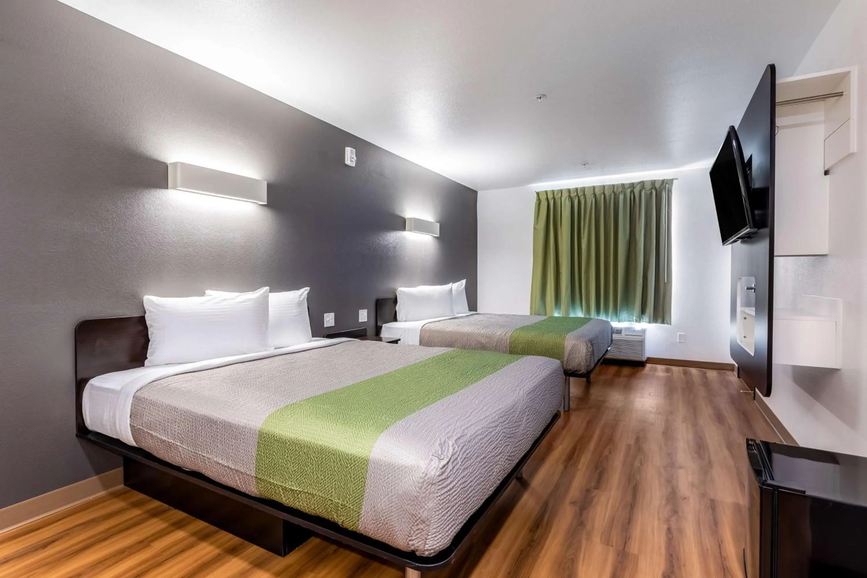 TV and multimedia, Bed in Motel 6-Las Vegas, NV - Motor Speedway