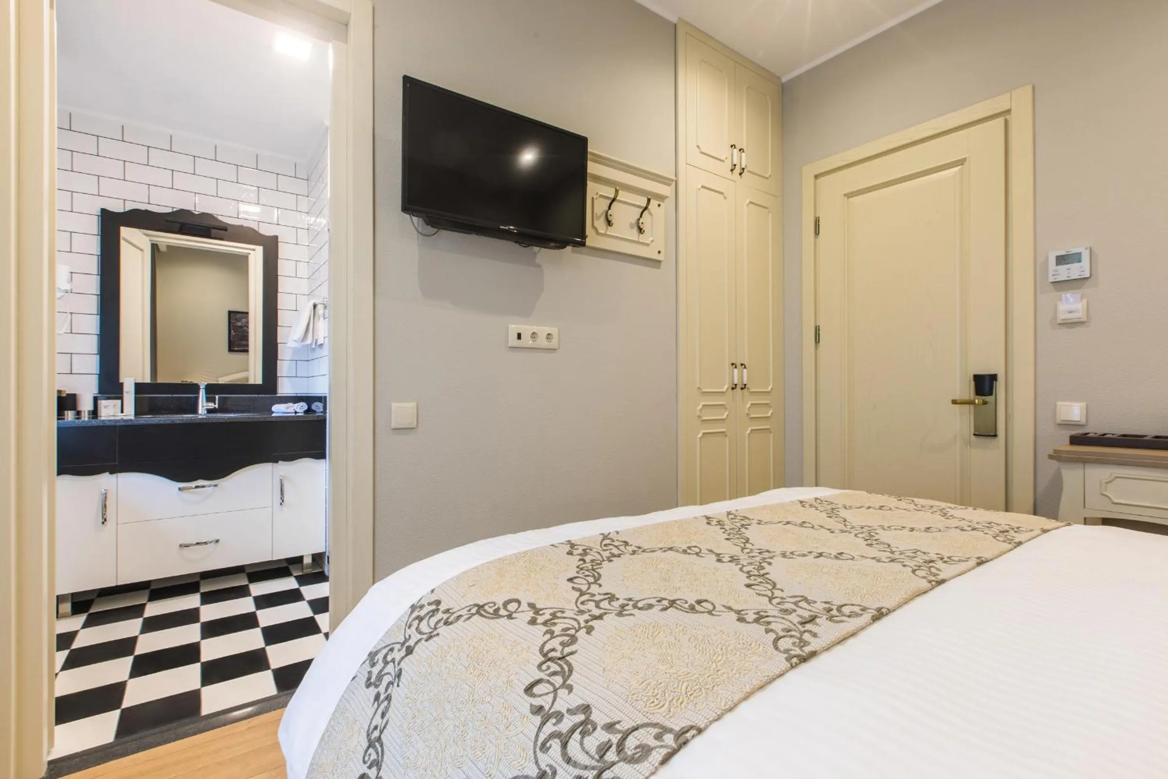 Bathroom, Bed in Hotel Khokhobi Old Tbilisi