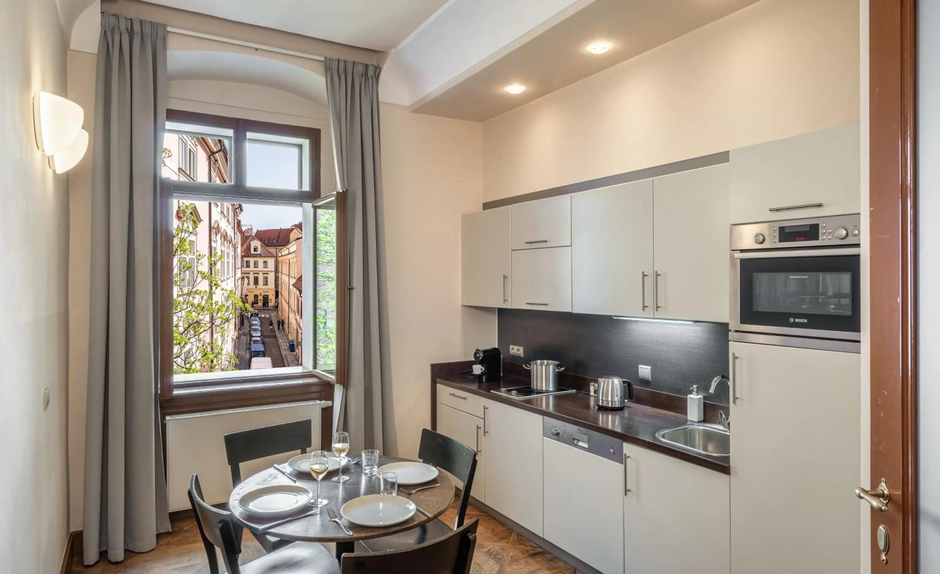 Coffee/tea facilities in 3 Epoques Apartments by Adrez