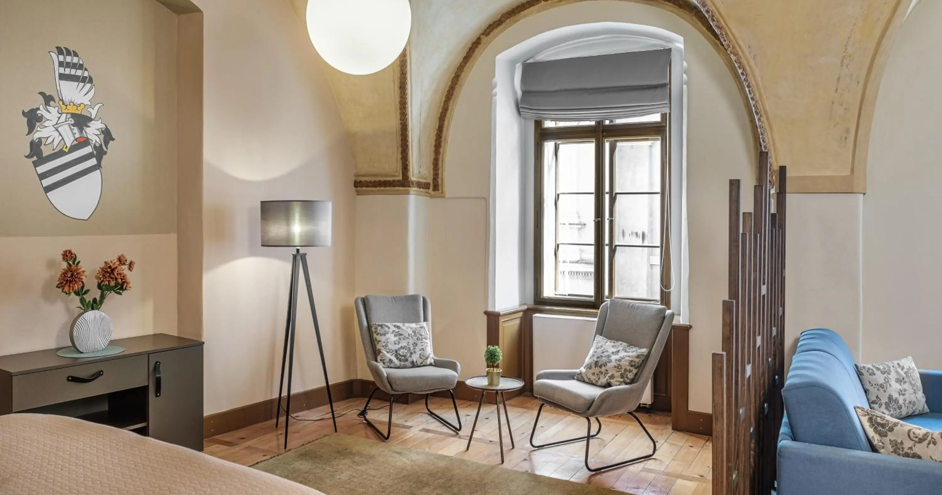 Seating area in 3 Epoques Apartments by Adrez