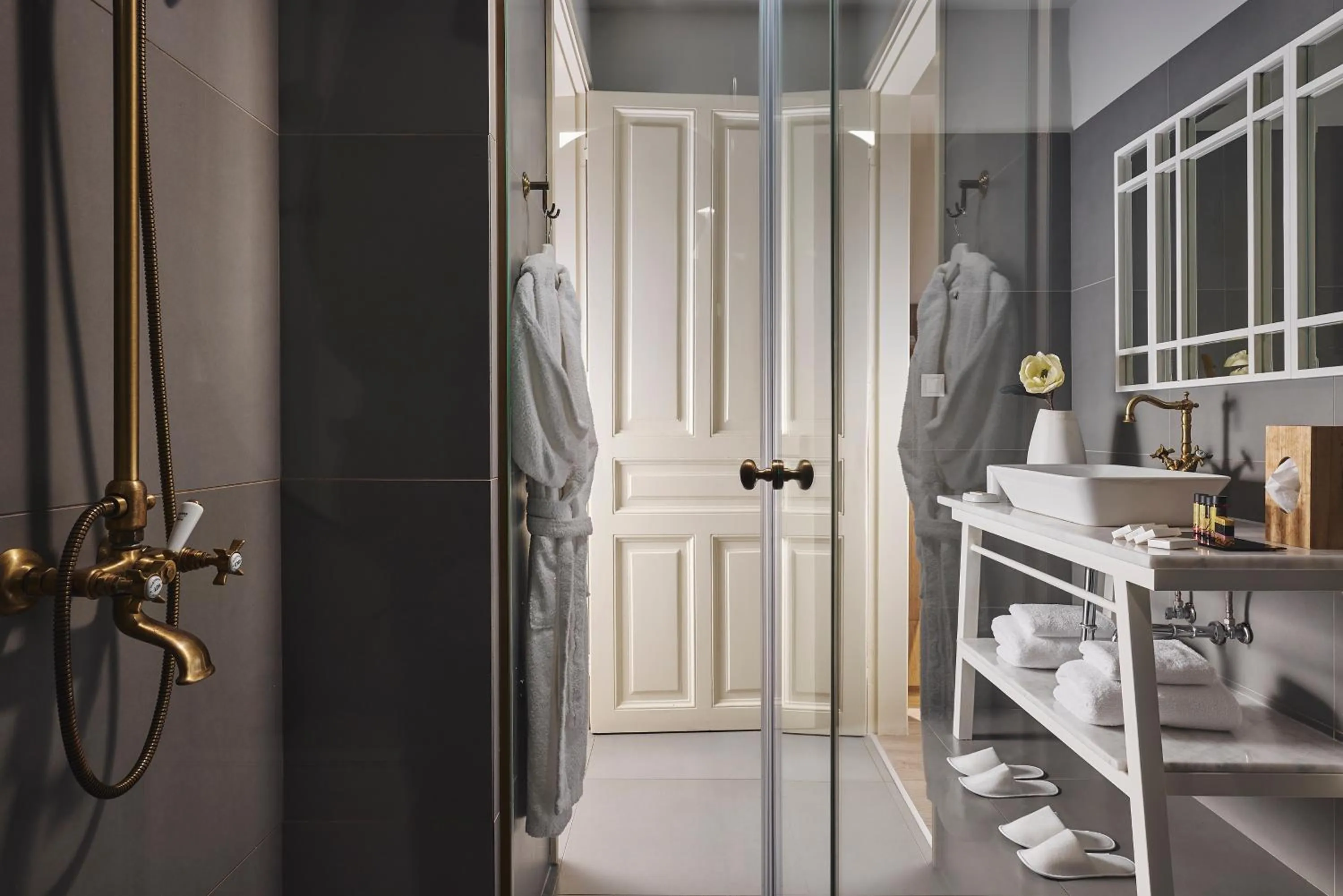 Shower in Bohemian Suites Athens