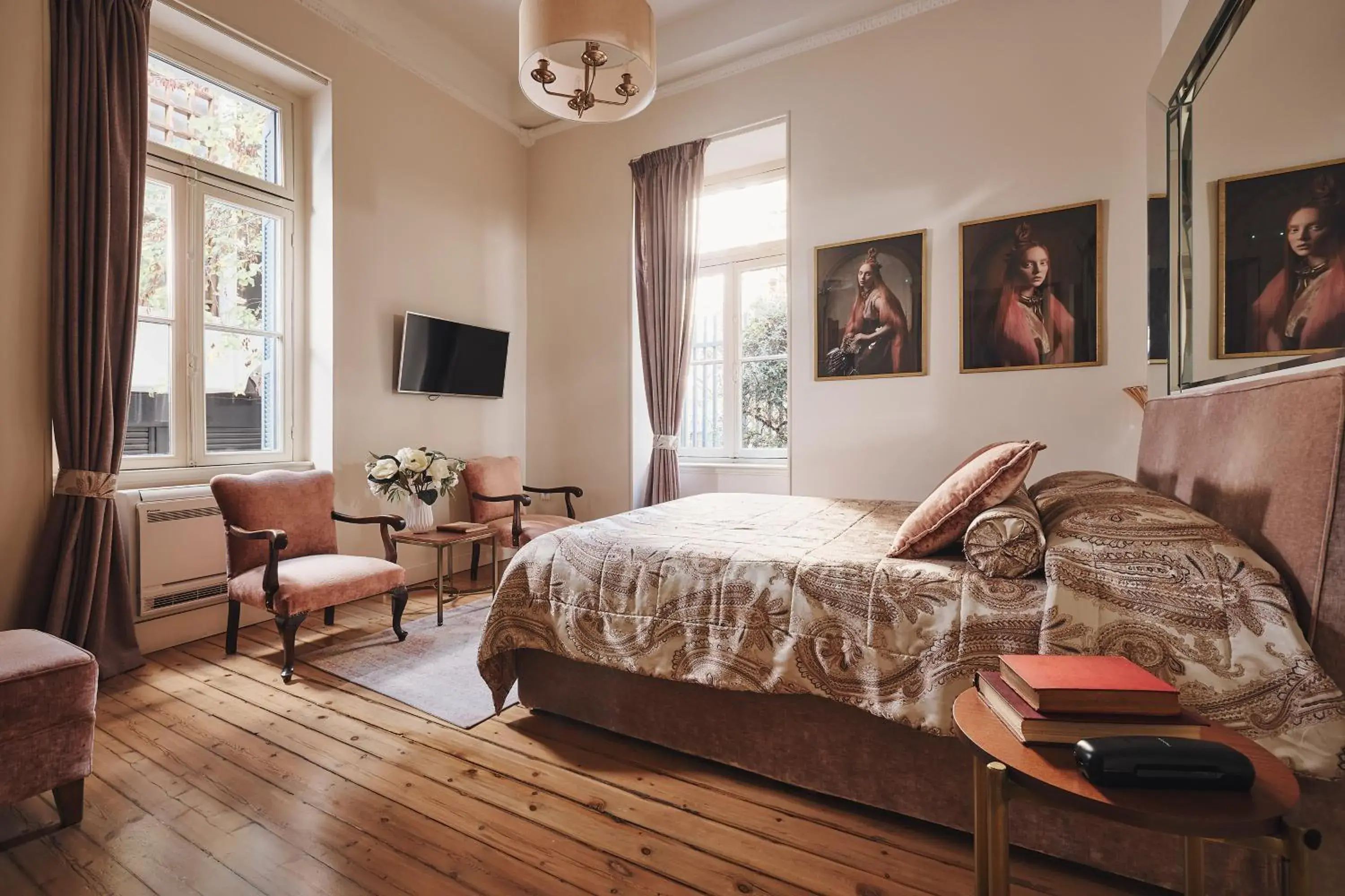 Deluxe King Room in Bohemian Suites Athens Deluxe King Room in Bohemian Suites Athens