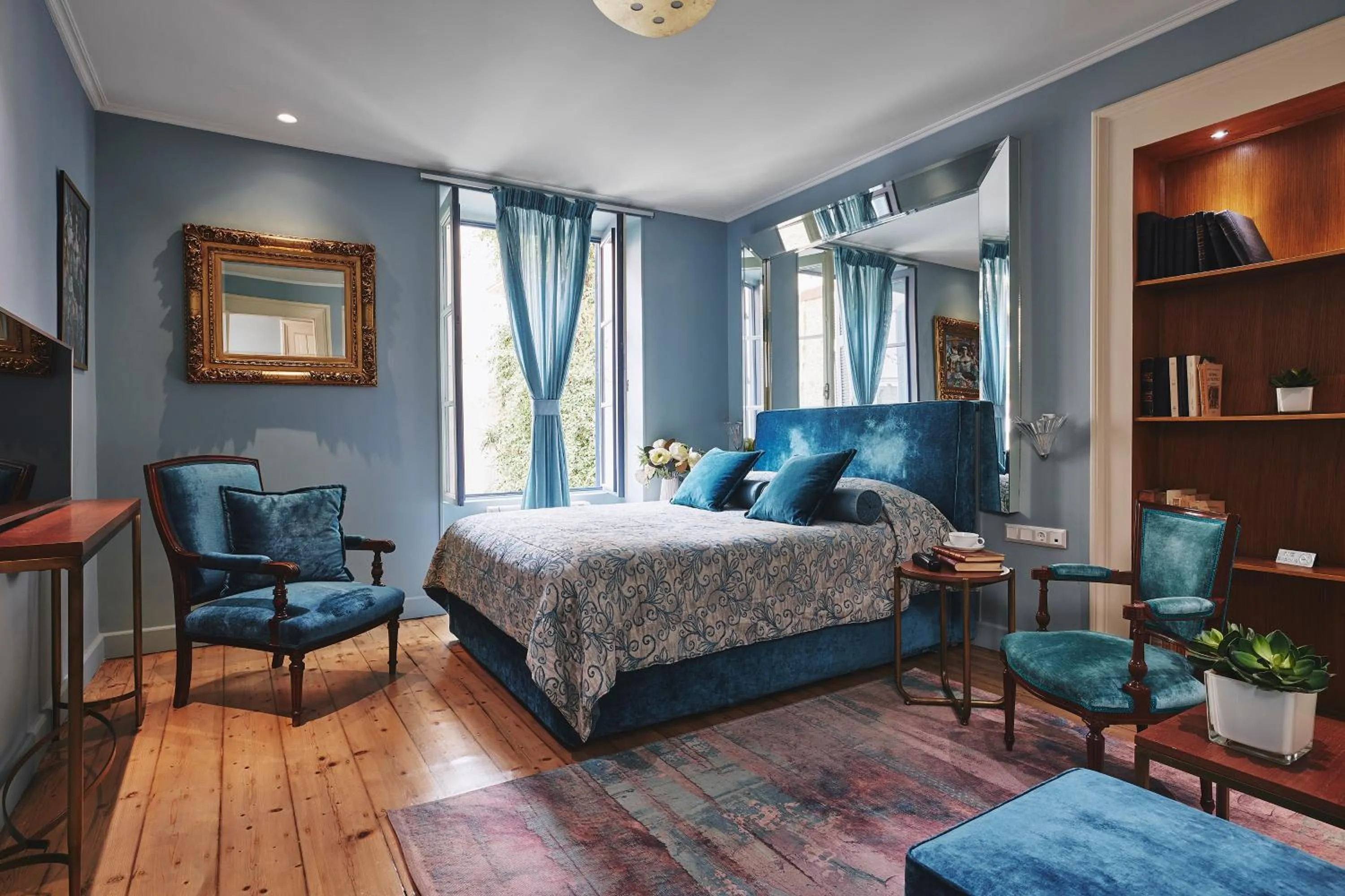 Seating area, Bed in Bohemian Suites Athens