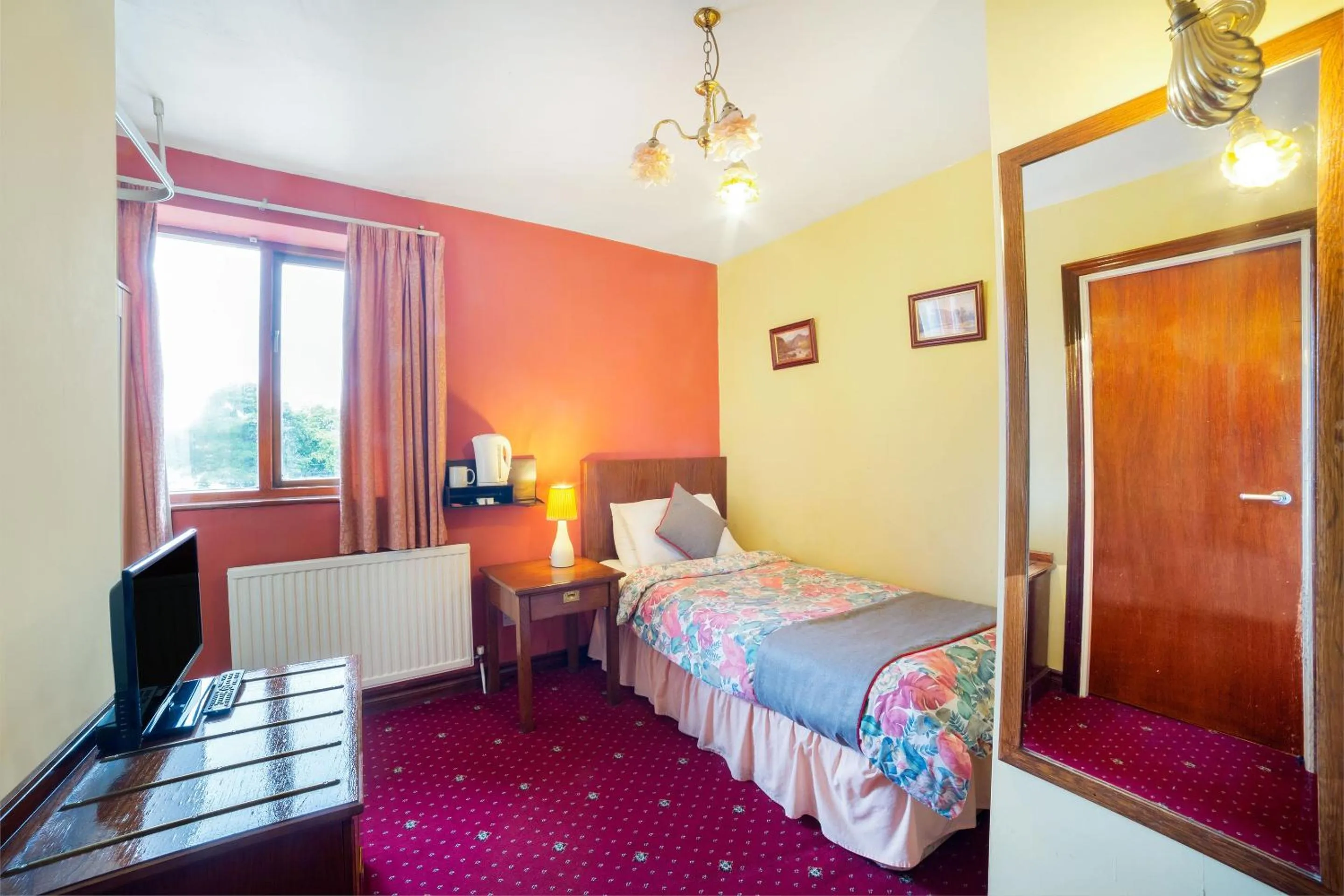 Bedroom, Bed in OYO The Royal Hotel