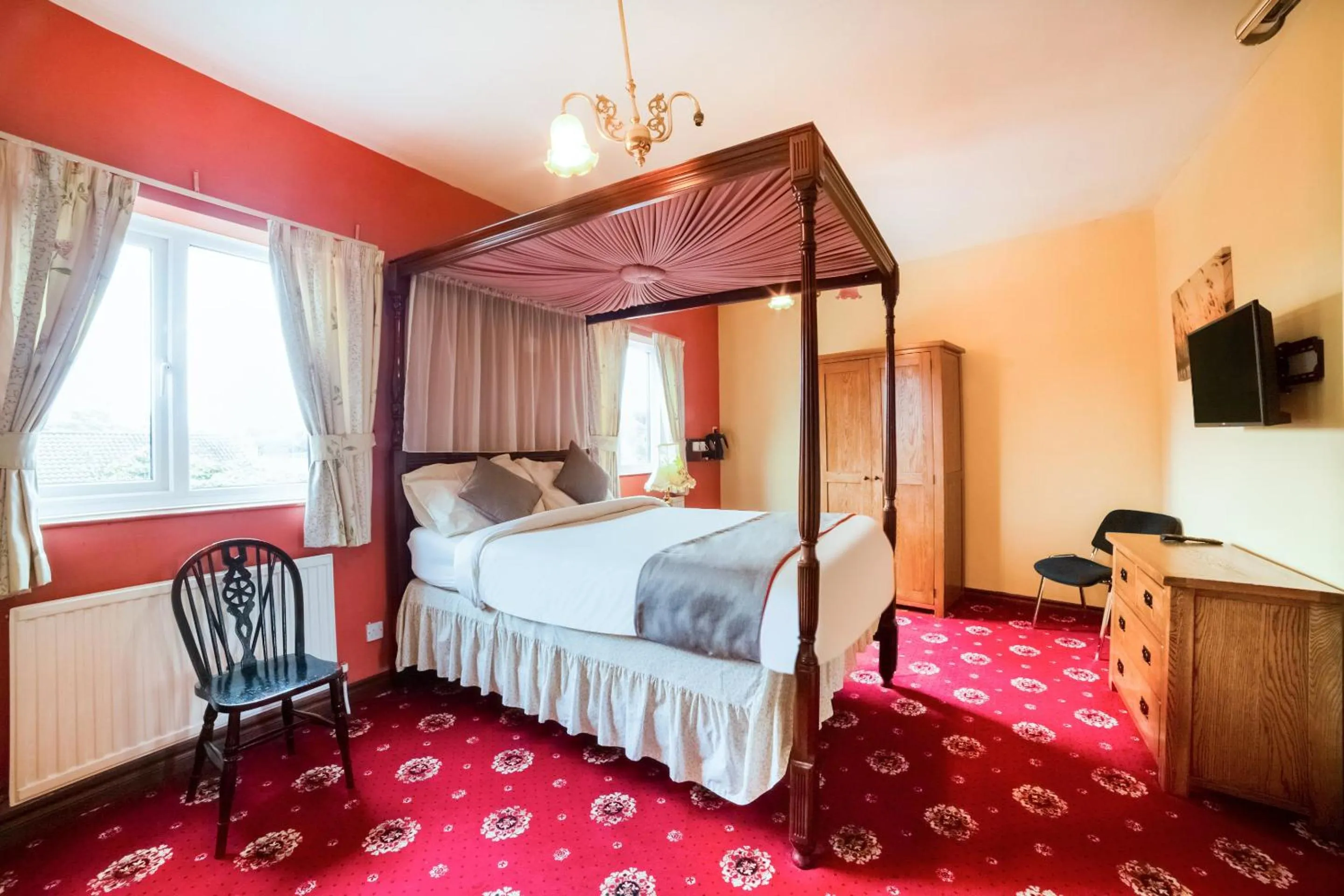 Bed in OYO The Royal Hotel