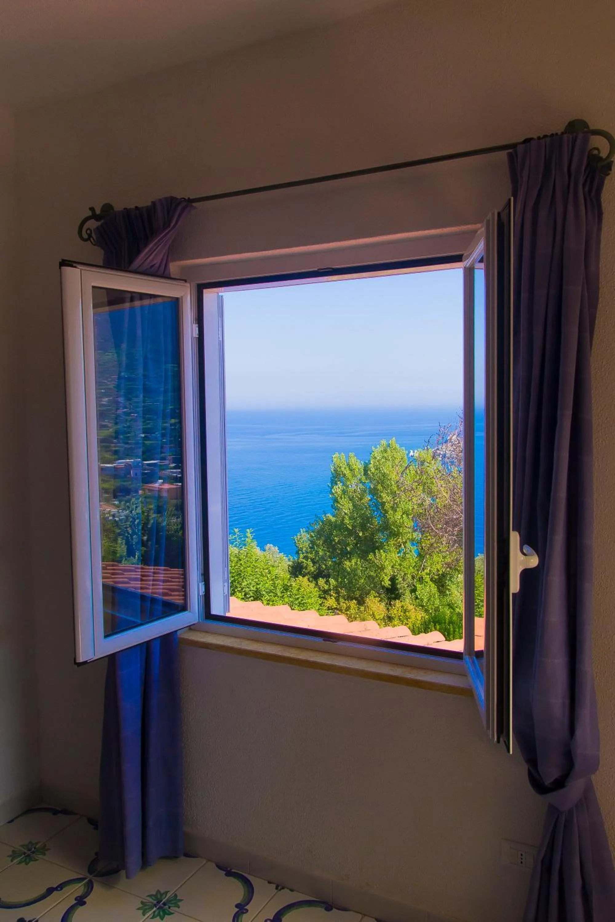 Photo of the whole room in Sweetposeidon