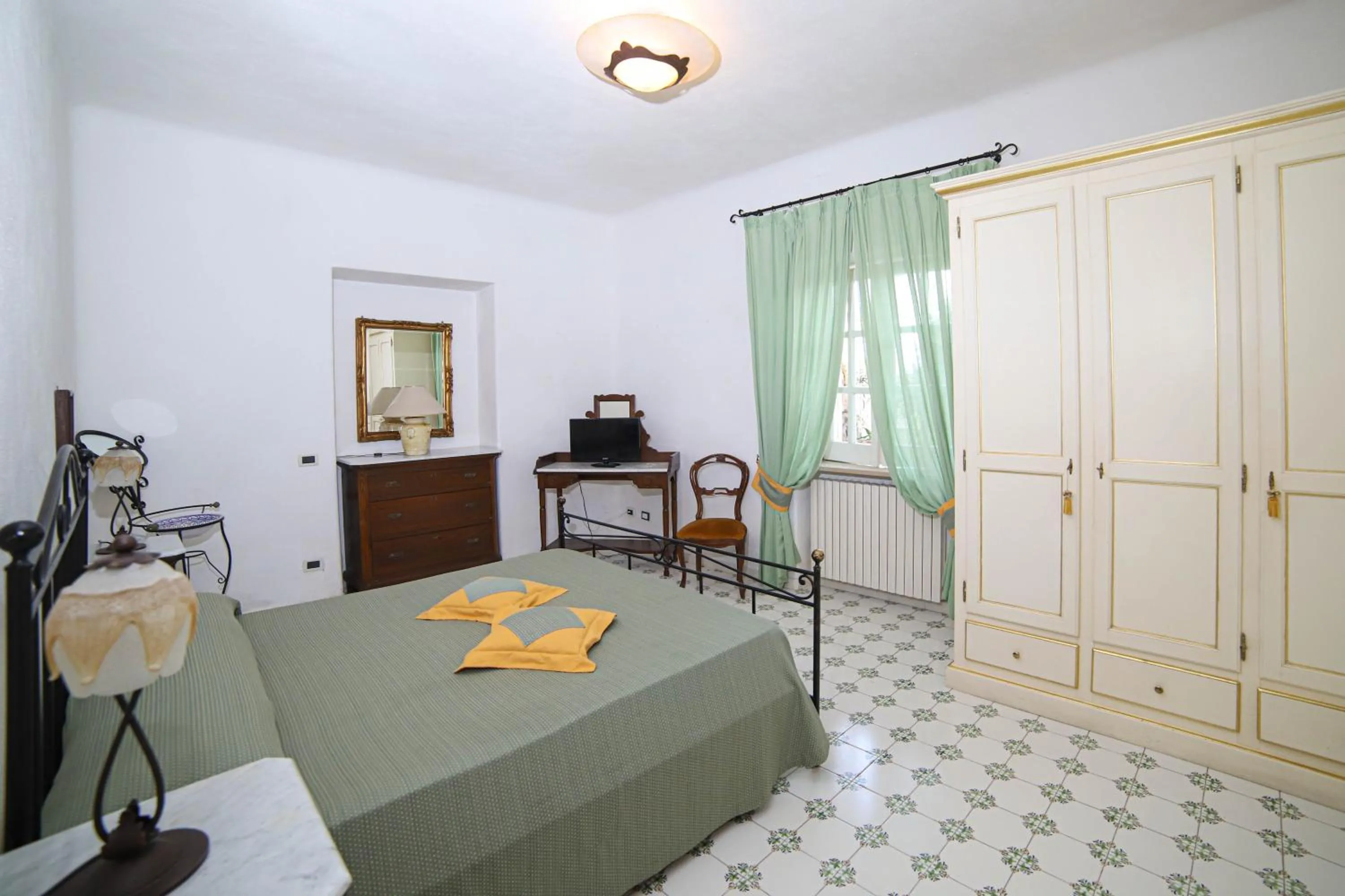 Photo of the whole room, Bed in Sweetposeidon