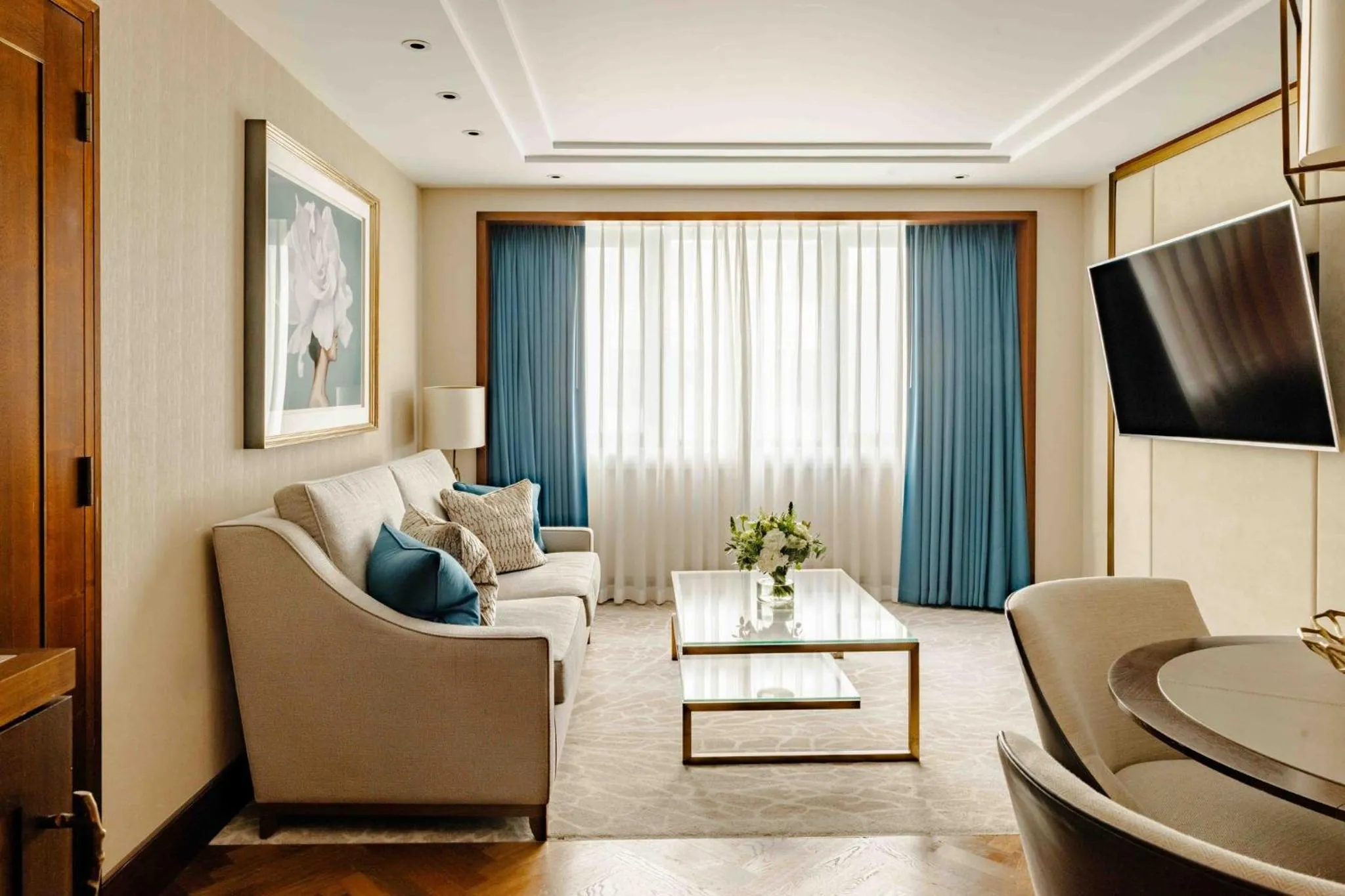 Photo of the whole room in InterContinental London Park Lane by IHG