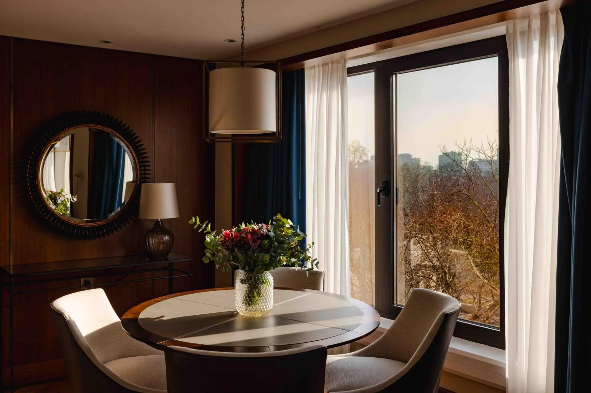 Photo of the whole room in InterContinental London Park Lane by IHG