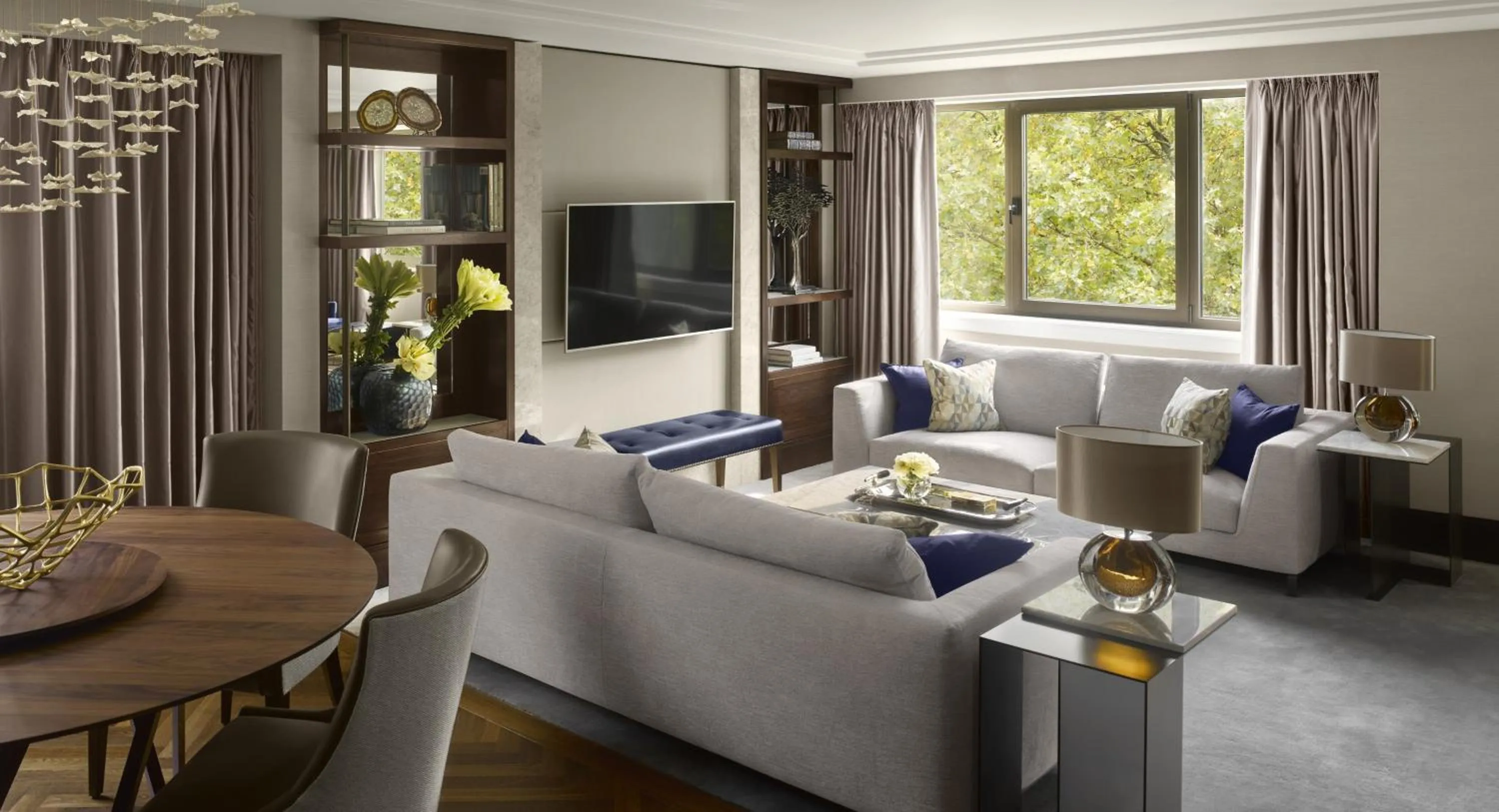 Photo of the whole room in InterContinental London Park Lane by IHG