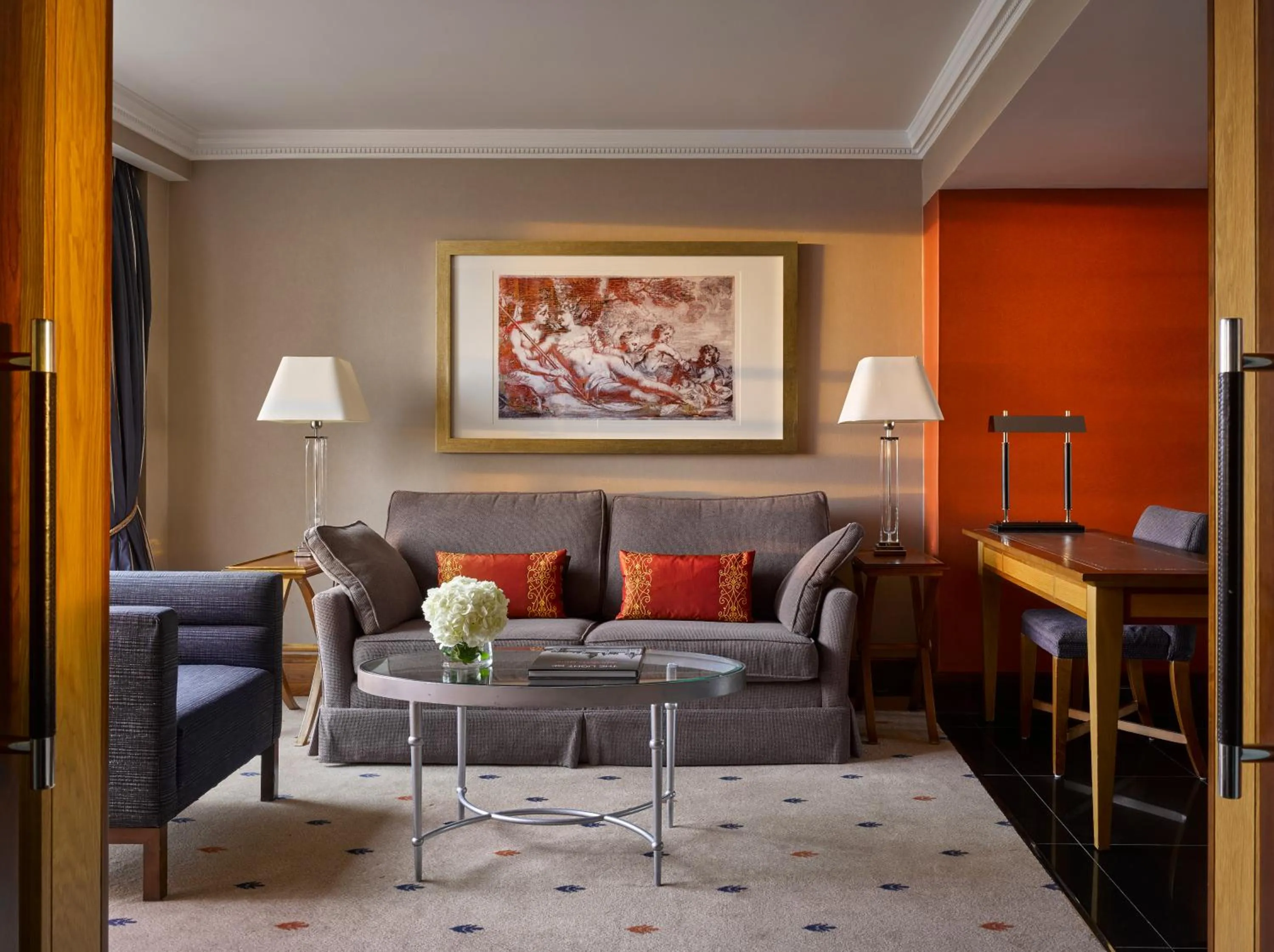Living room in InterContinental London Park Lane by IHG