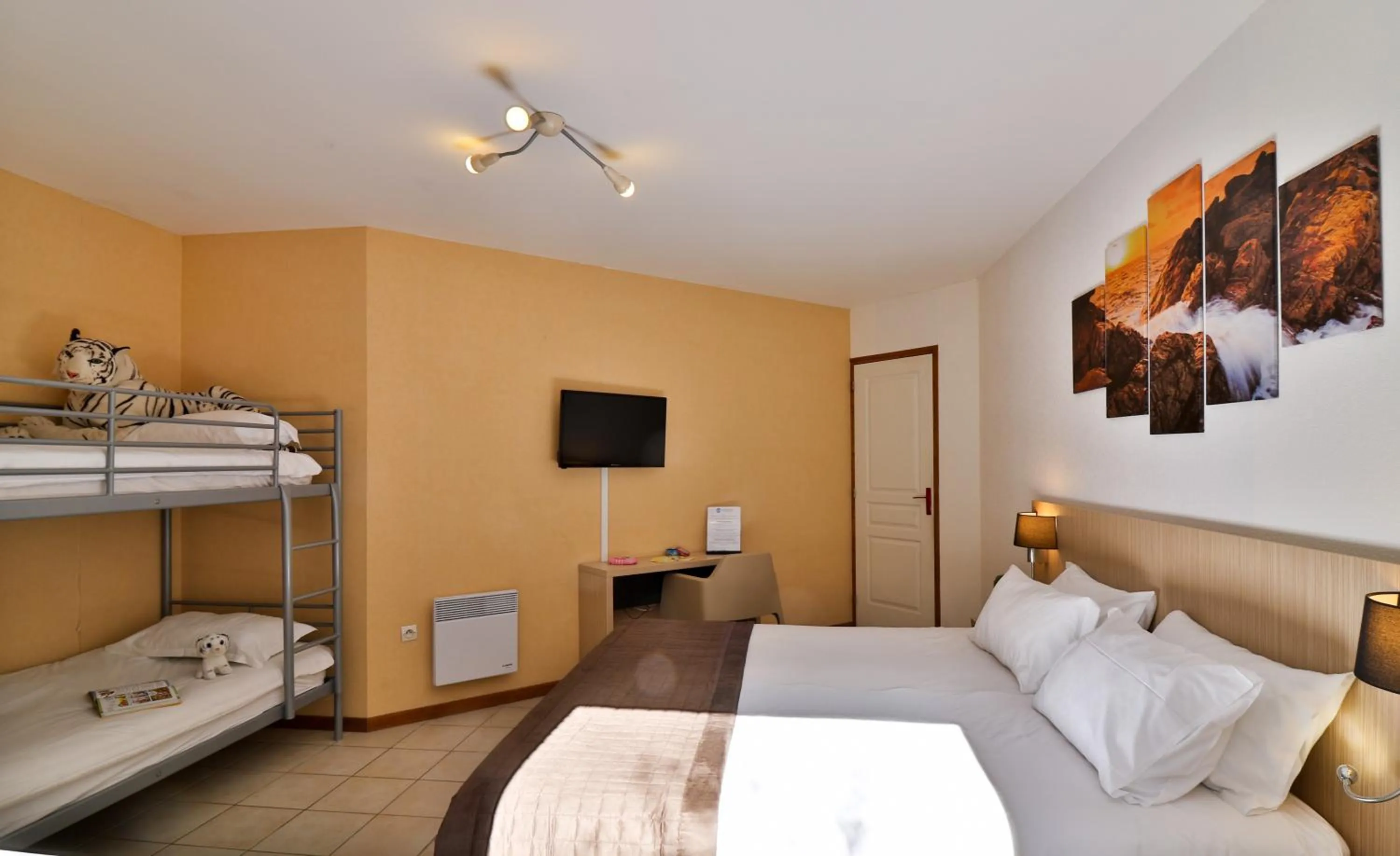 Photo of the whole room, Bed in Les Arbousiers Village Hôtel Provençal