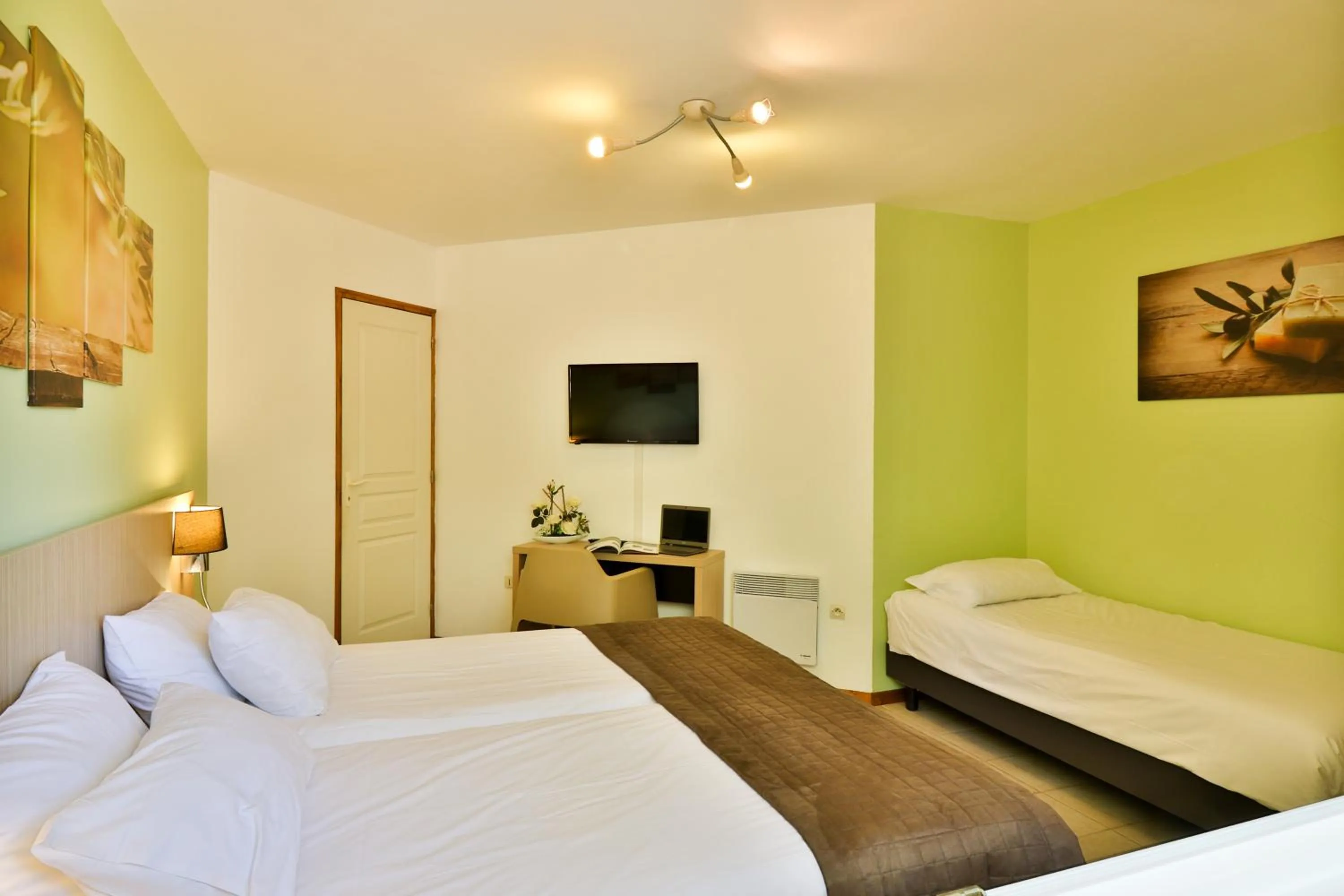 Photo of the whole room, Bed in Les Arbousiers Village Hôtel Provençal