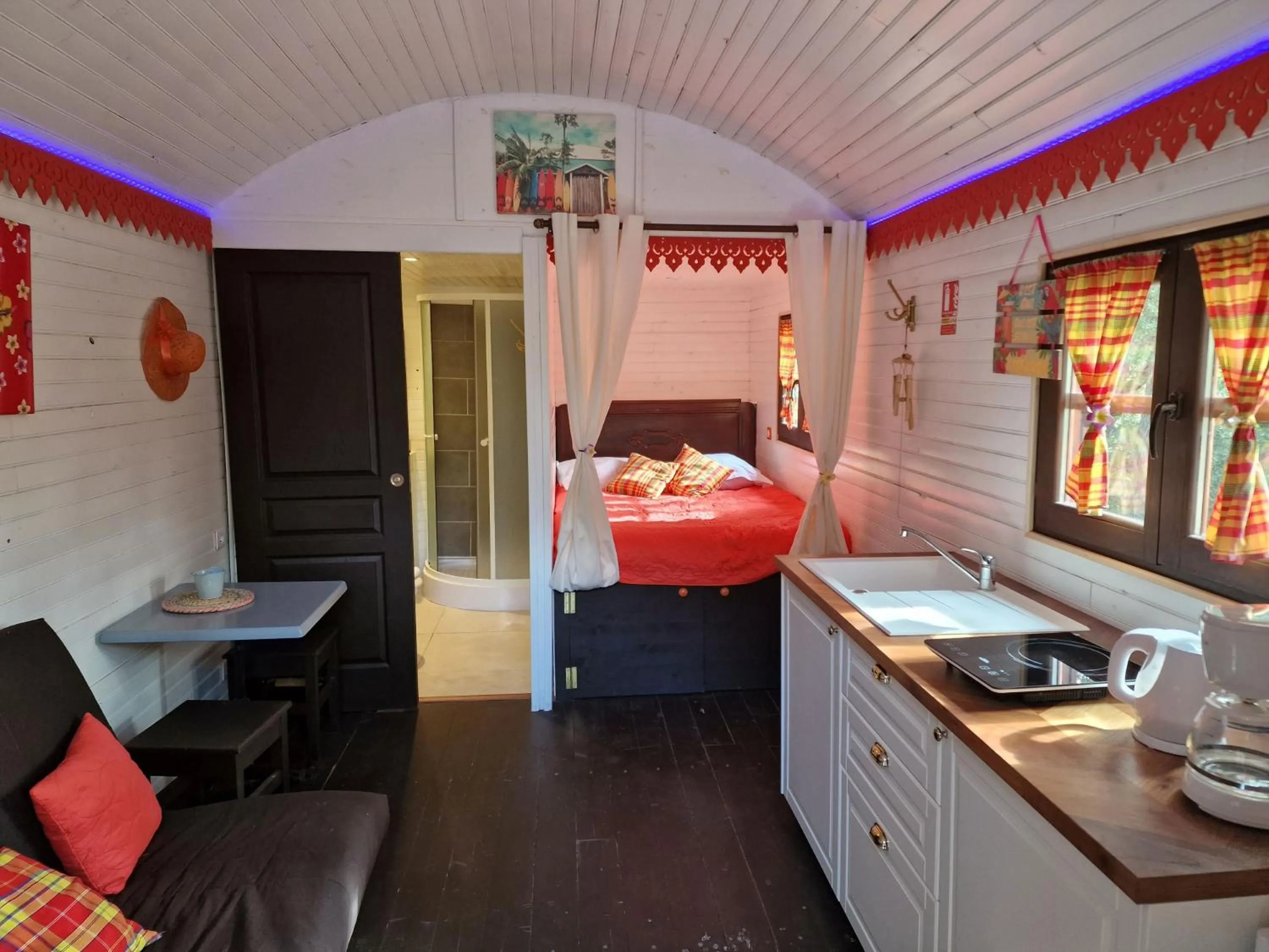 Photo of the whole room, Bed in Les Arbousiers Village Hôtel Provençal