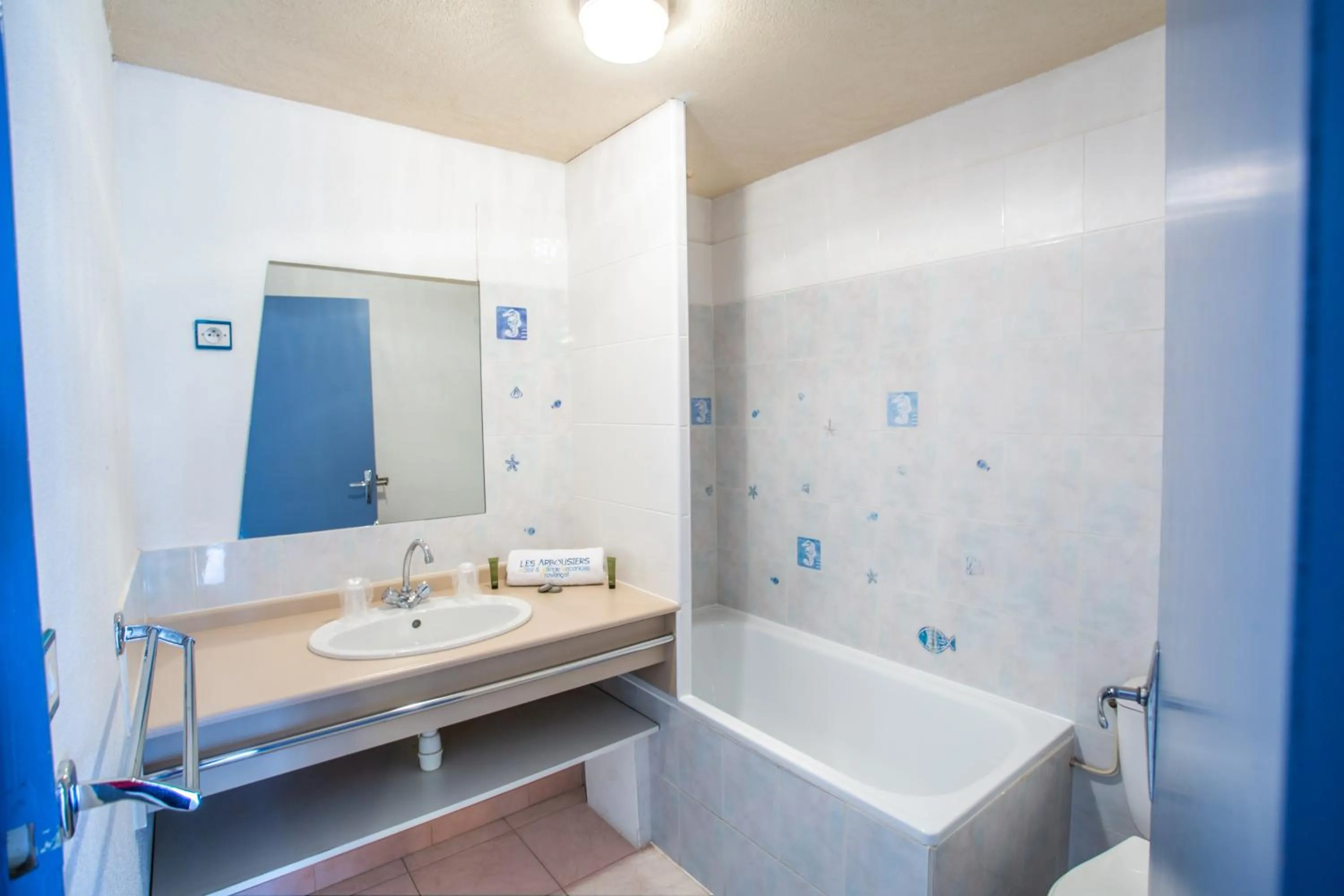 Bathroom in Les Arbousiers Village Hôtel Provençal