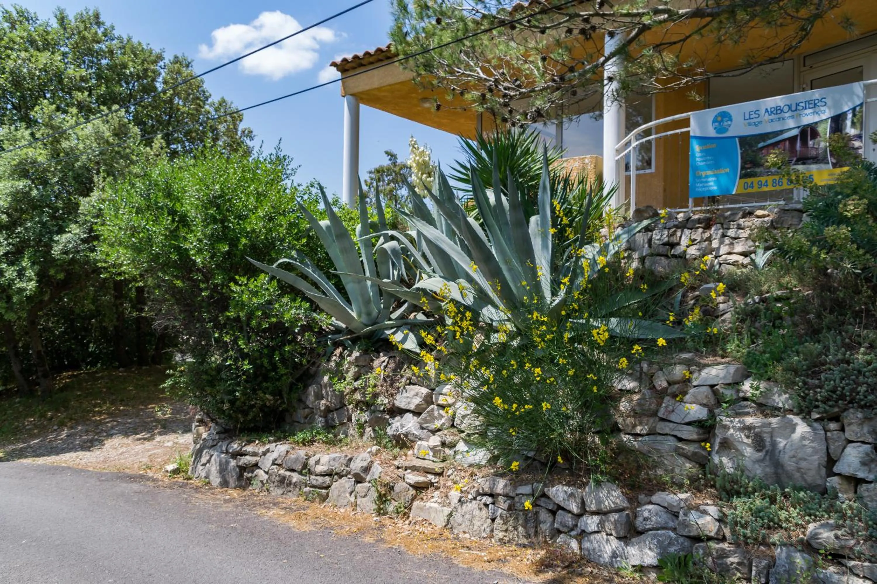 Natural landscape in Les Arbousiers Village Hôtel Provençal