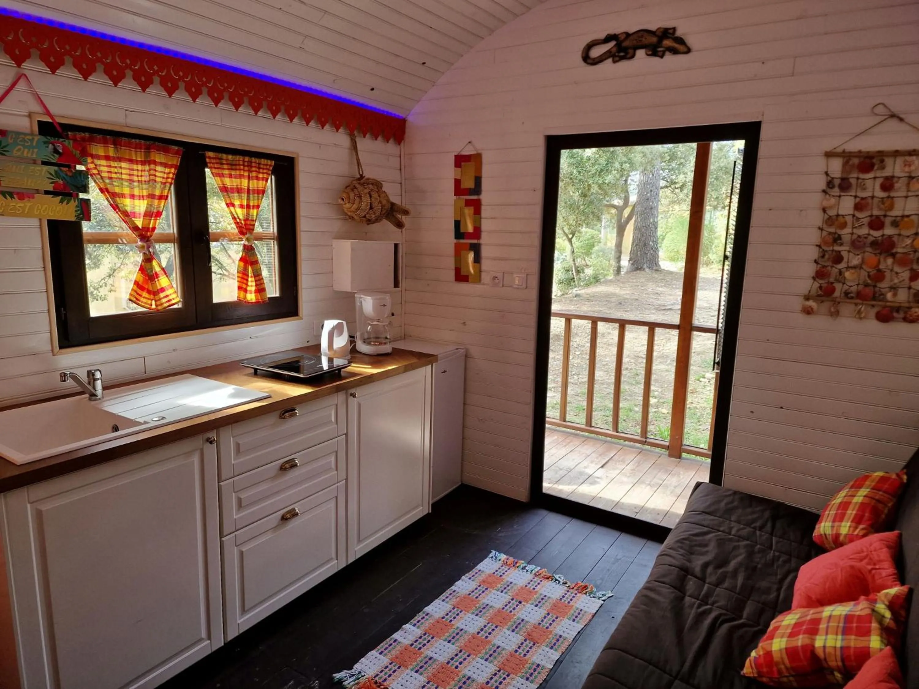 Kitchen or kitchenette in Les Arbousiers Village Hôtel Provençal