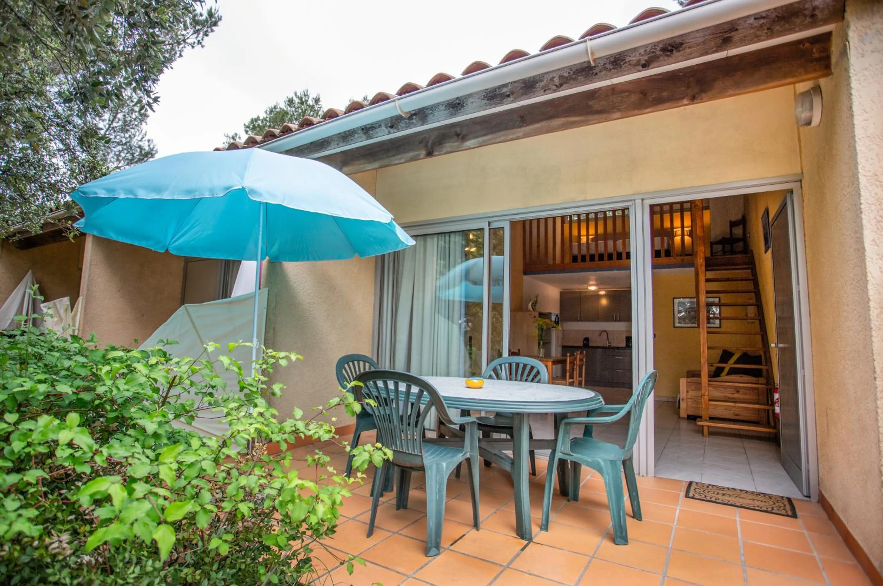 Patio in Les Arbousiers Village Hôtel Provençal