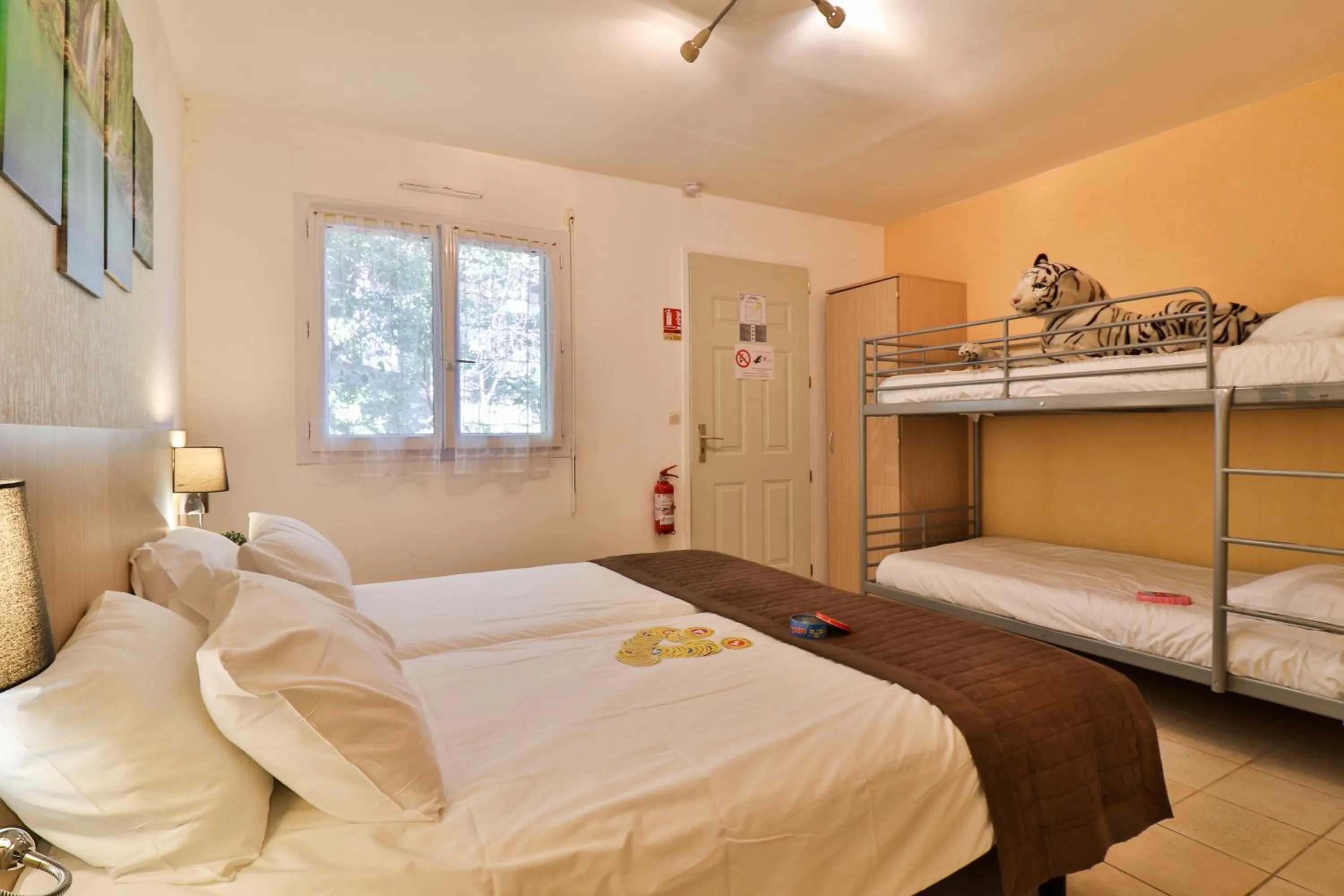 Photo of the whole room, Bed in Les Arbousiers Village Hôtel Provençal