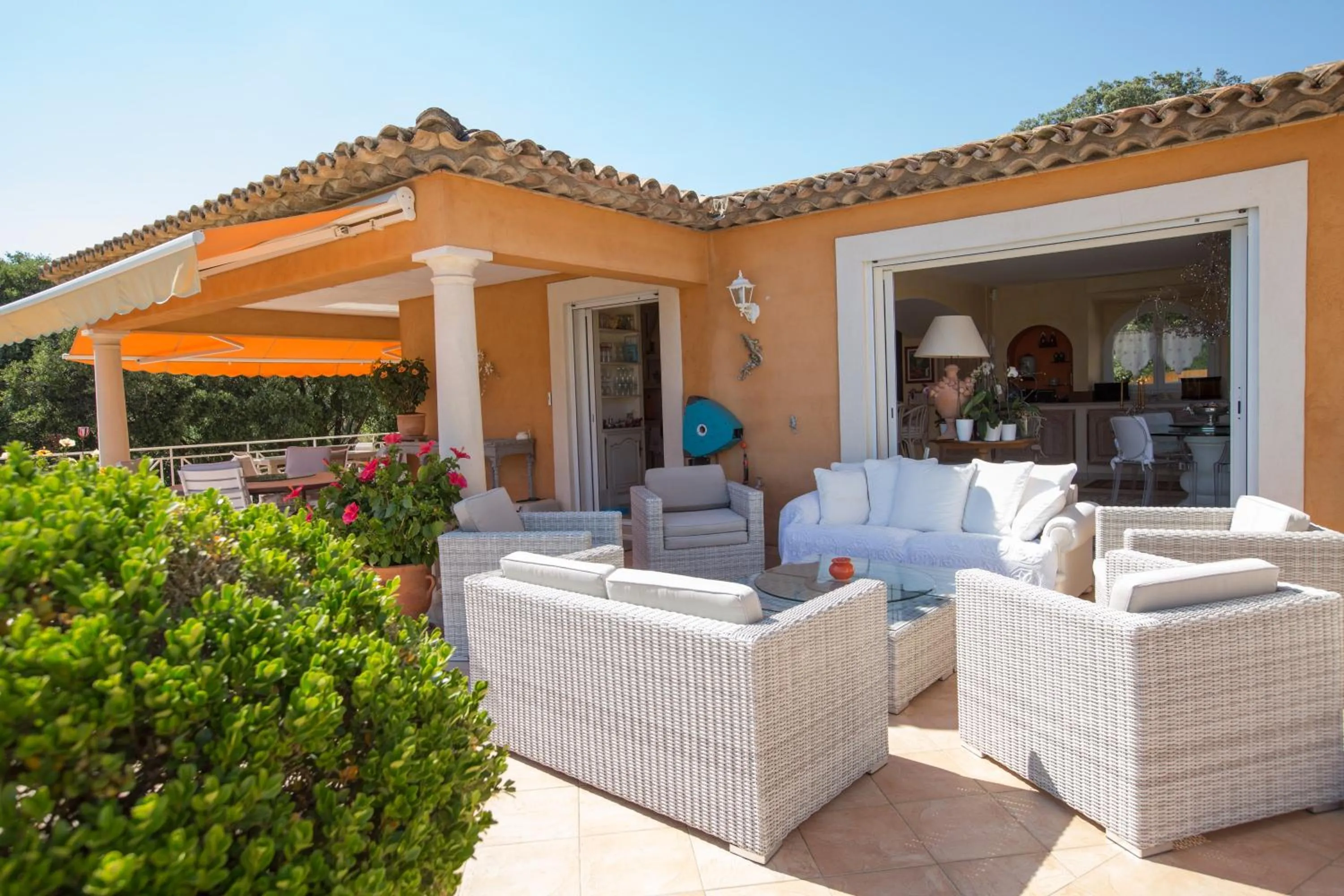 Living room in La Tarentane