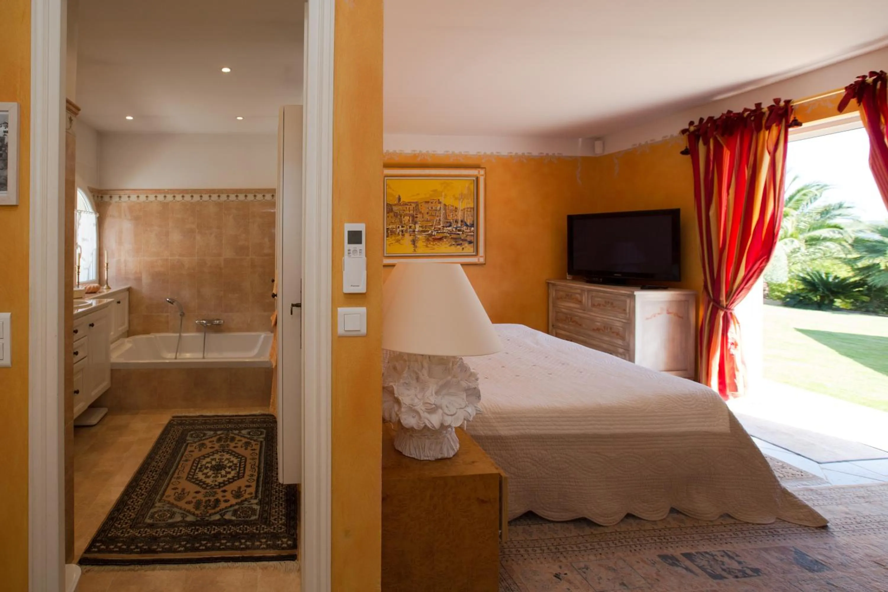 Photo of the whole room, Bed in La Tarentane