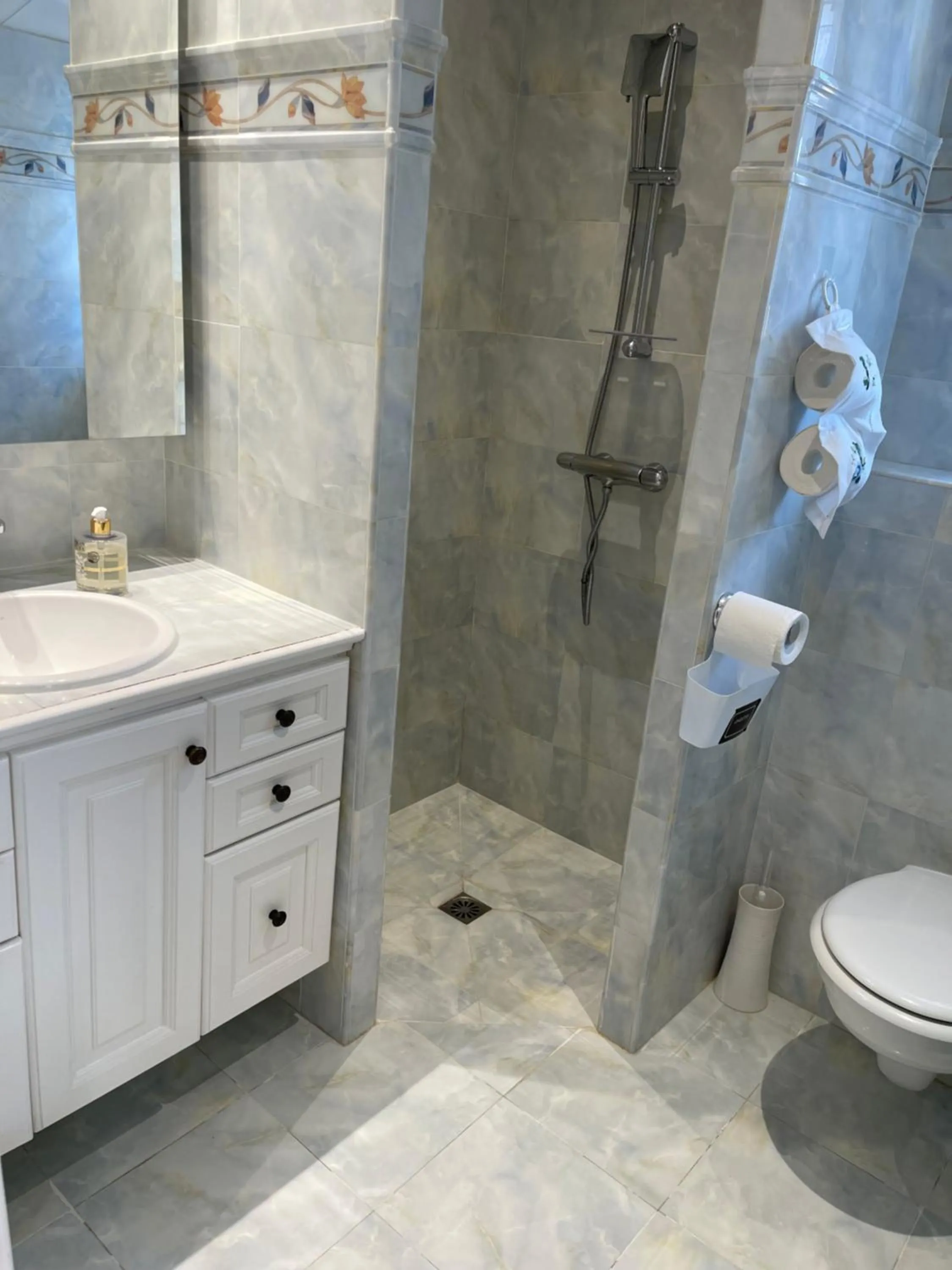 Bathroom in La Tarentane