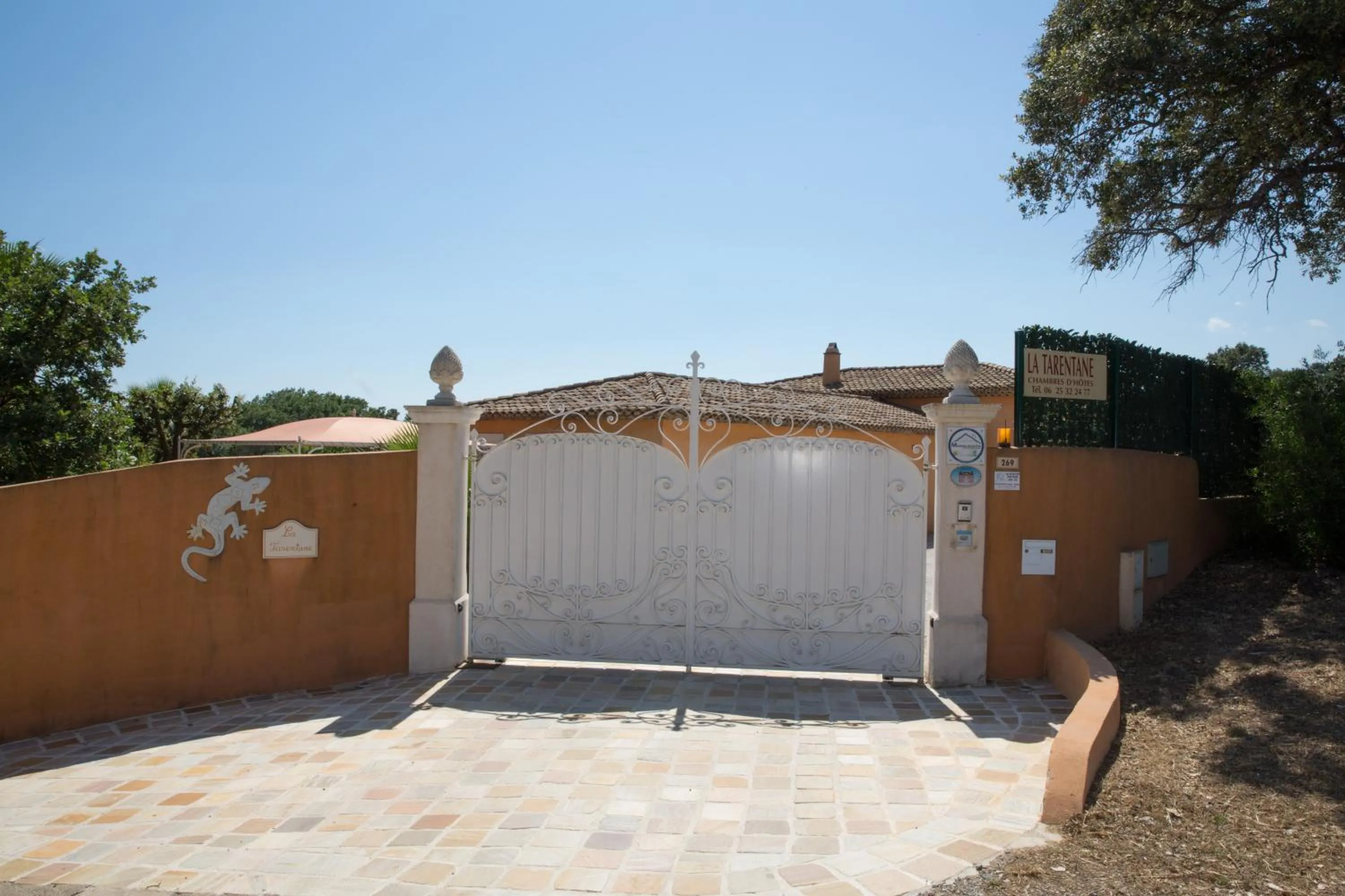 Property building in La Tarentane