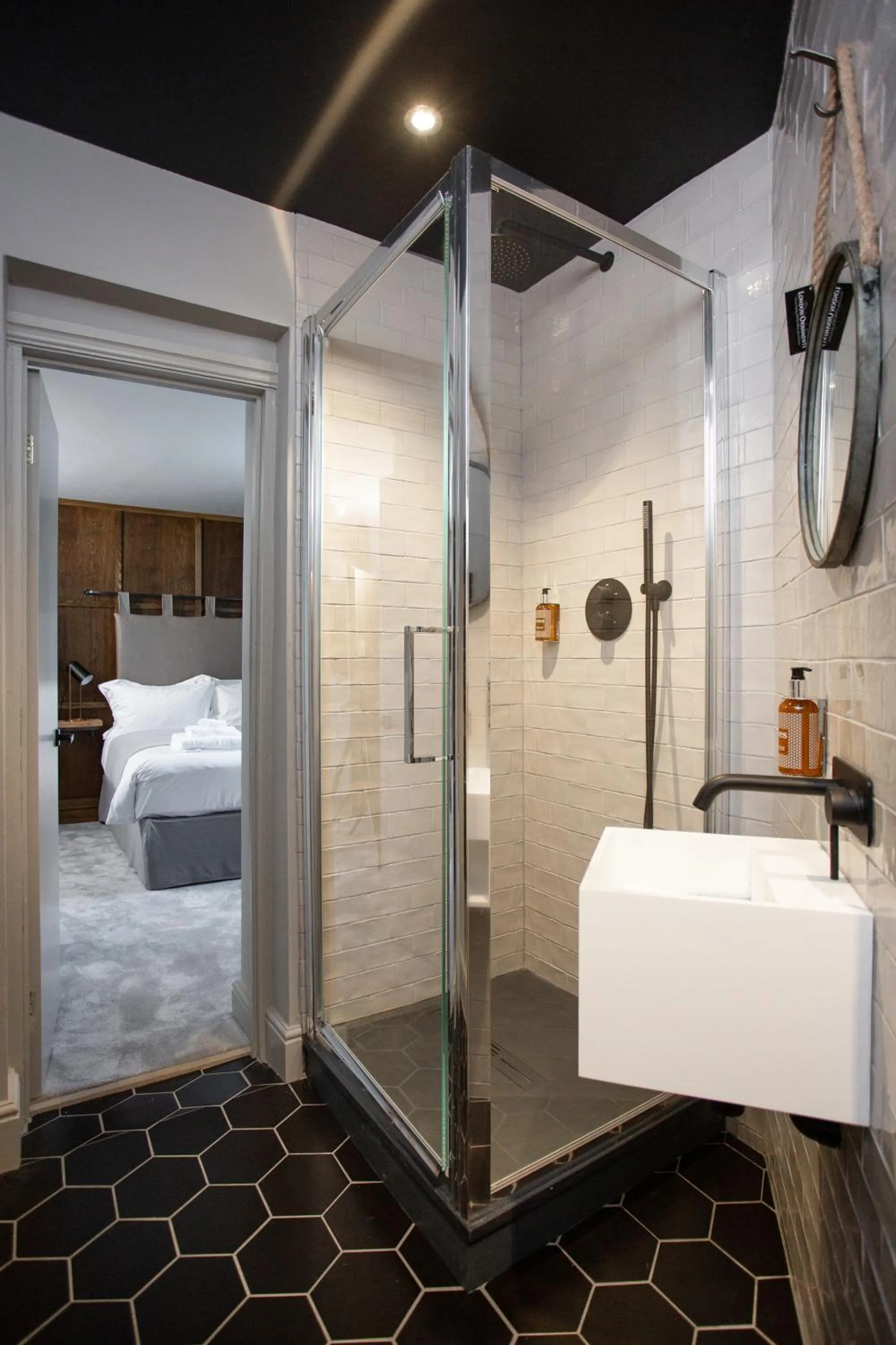 Shower, Bed in The Pickled Parson of Sedgefield
