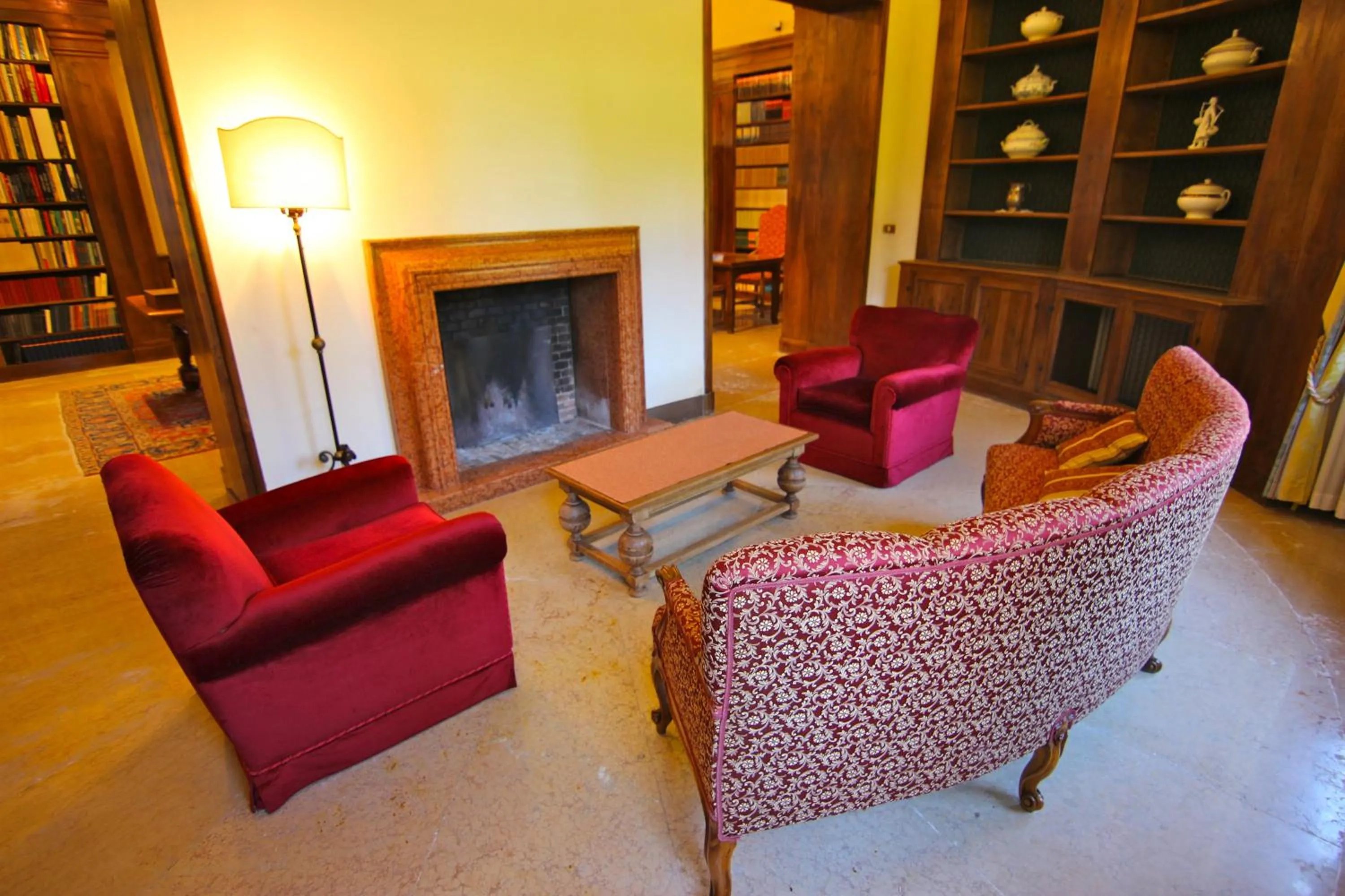 Communal lounge/ TV room in Hotel Villa Giona