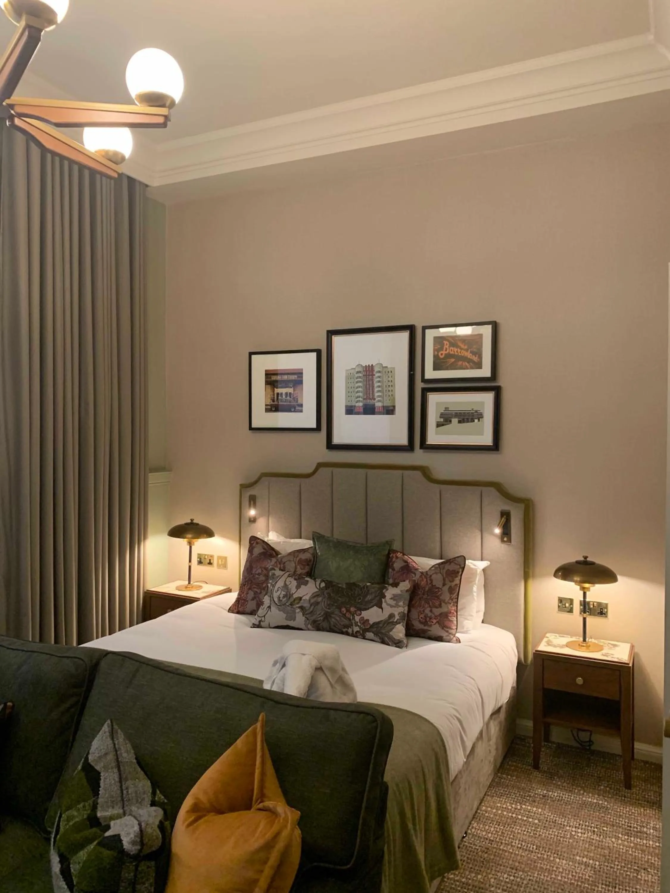 Bedroom, Bed in Native Glasgow