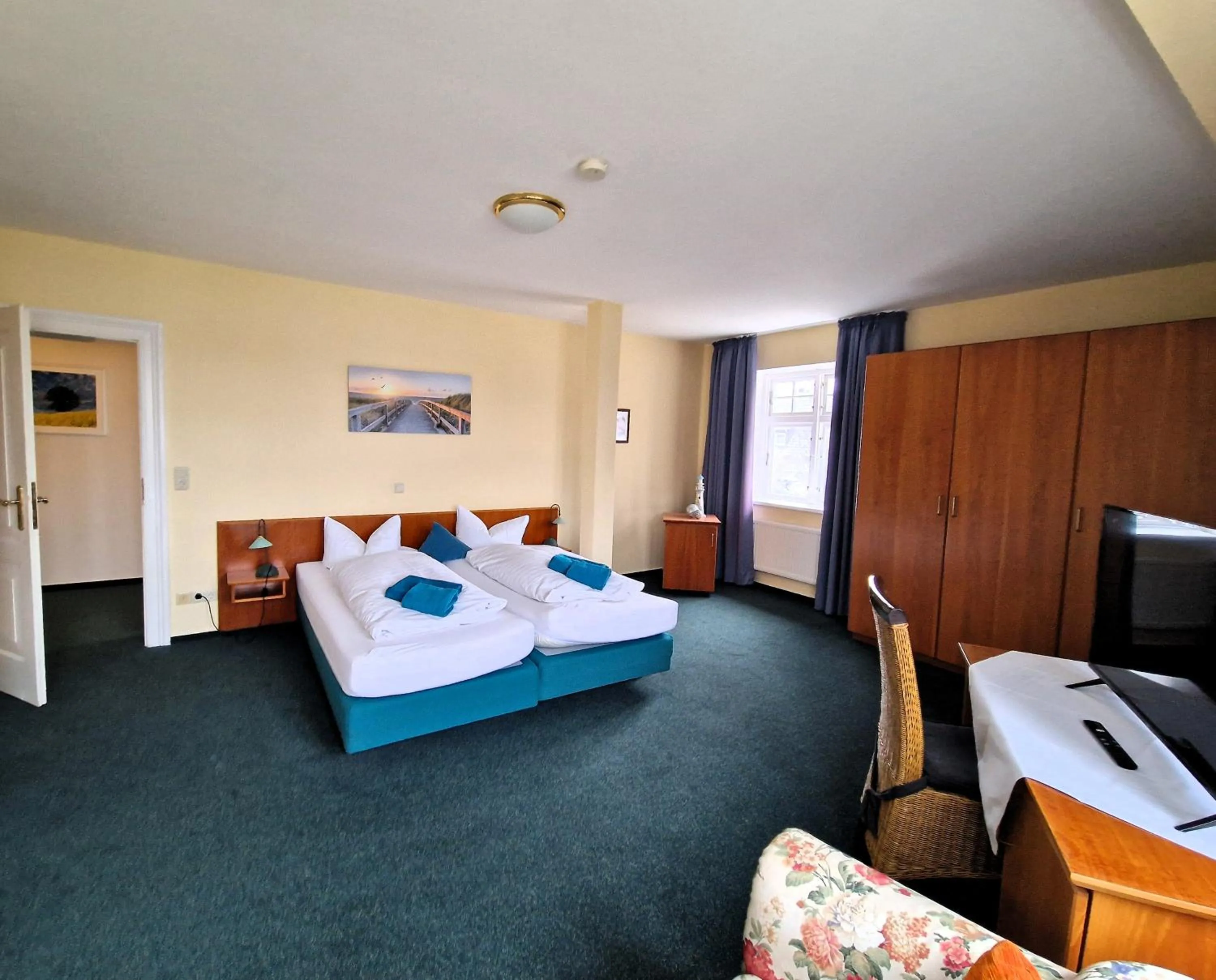 Photo of the whole room, Bed in Hotel Fährhaus Niederkleveez