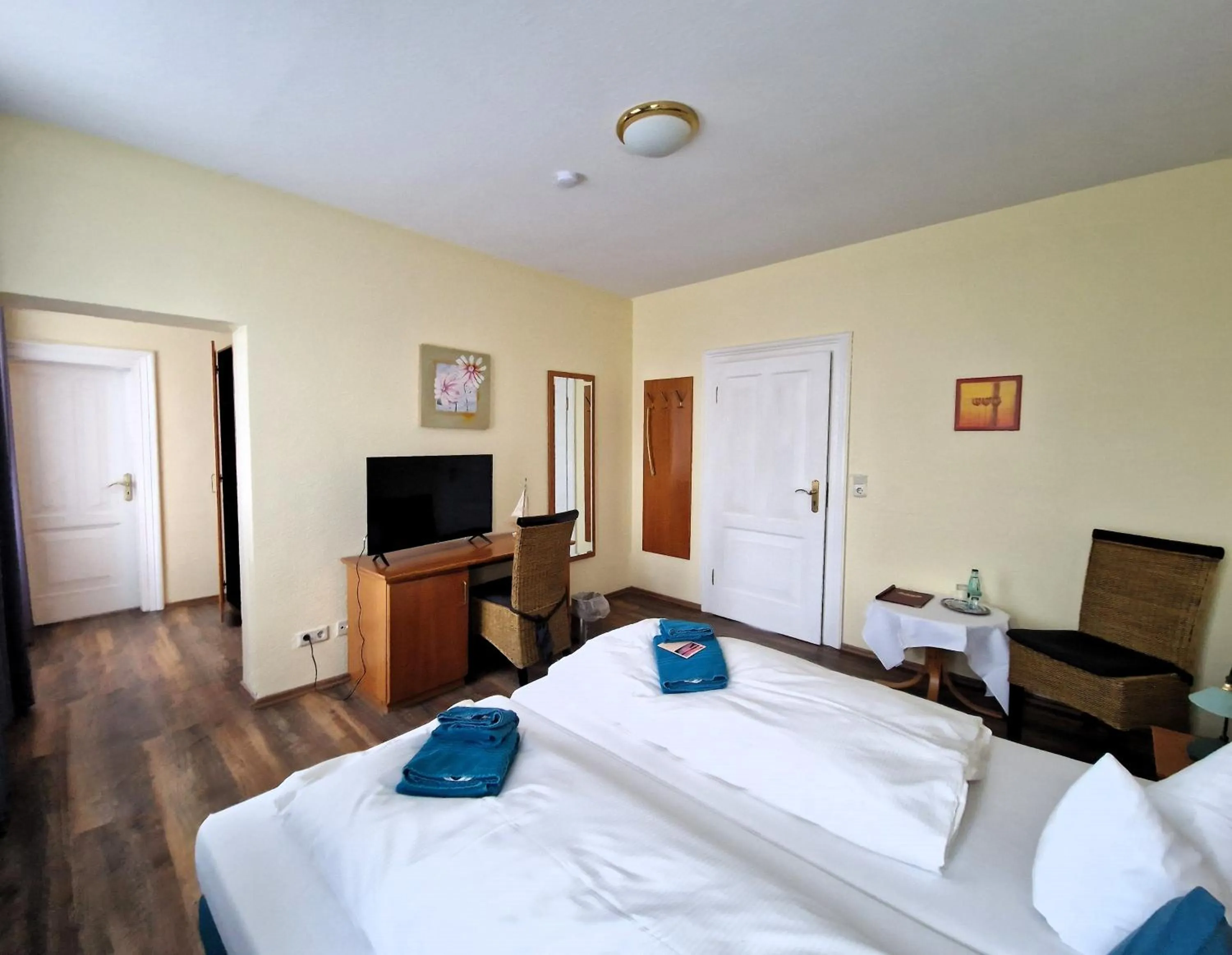 Photo of the whole room, Bed in Hotel Fährhaus Niederkleveez