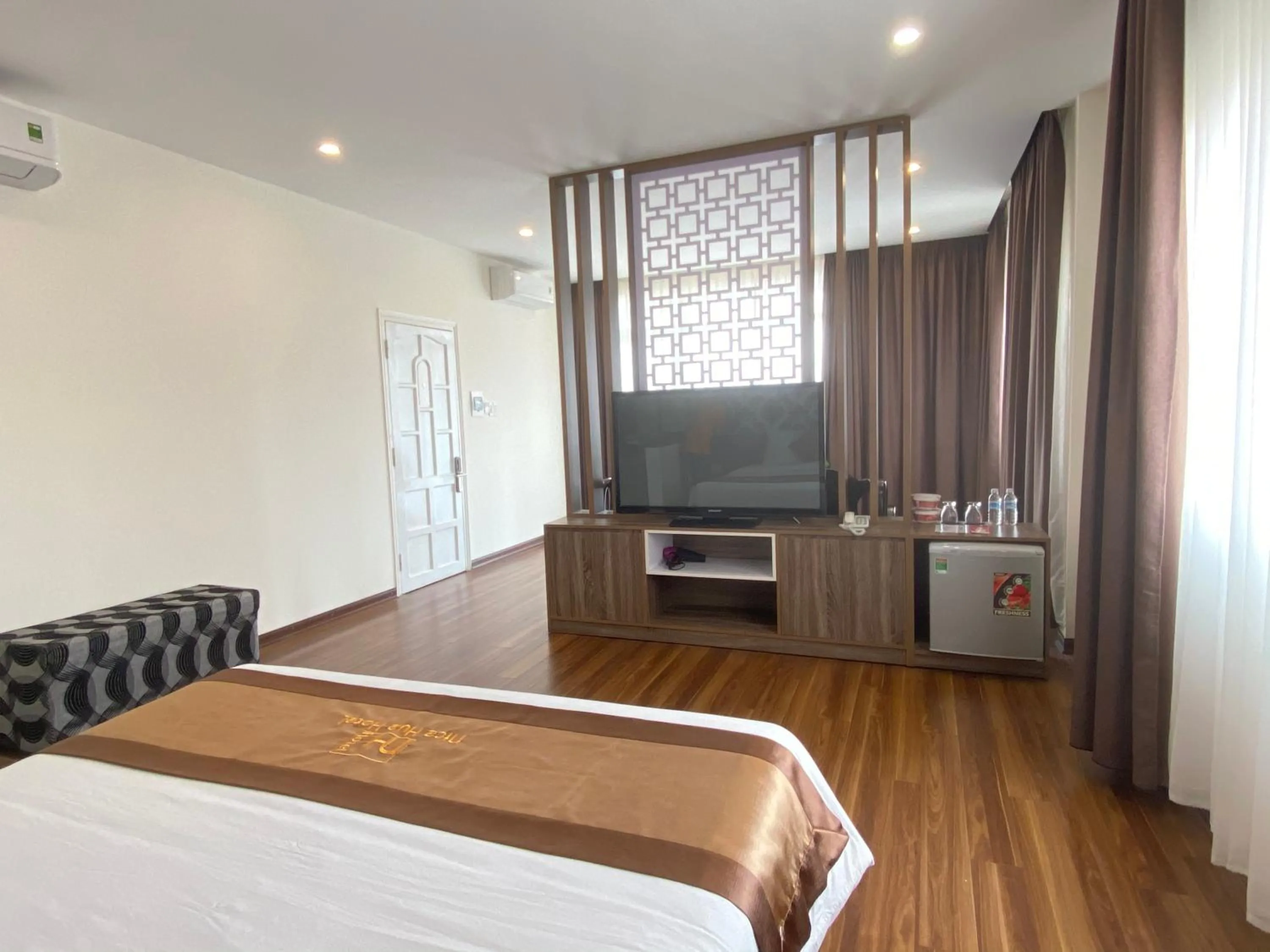 Communal lounge/ TV room, Bed in Nice Hue Hotel