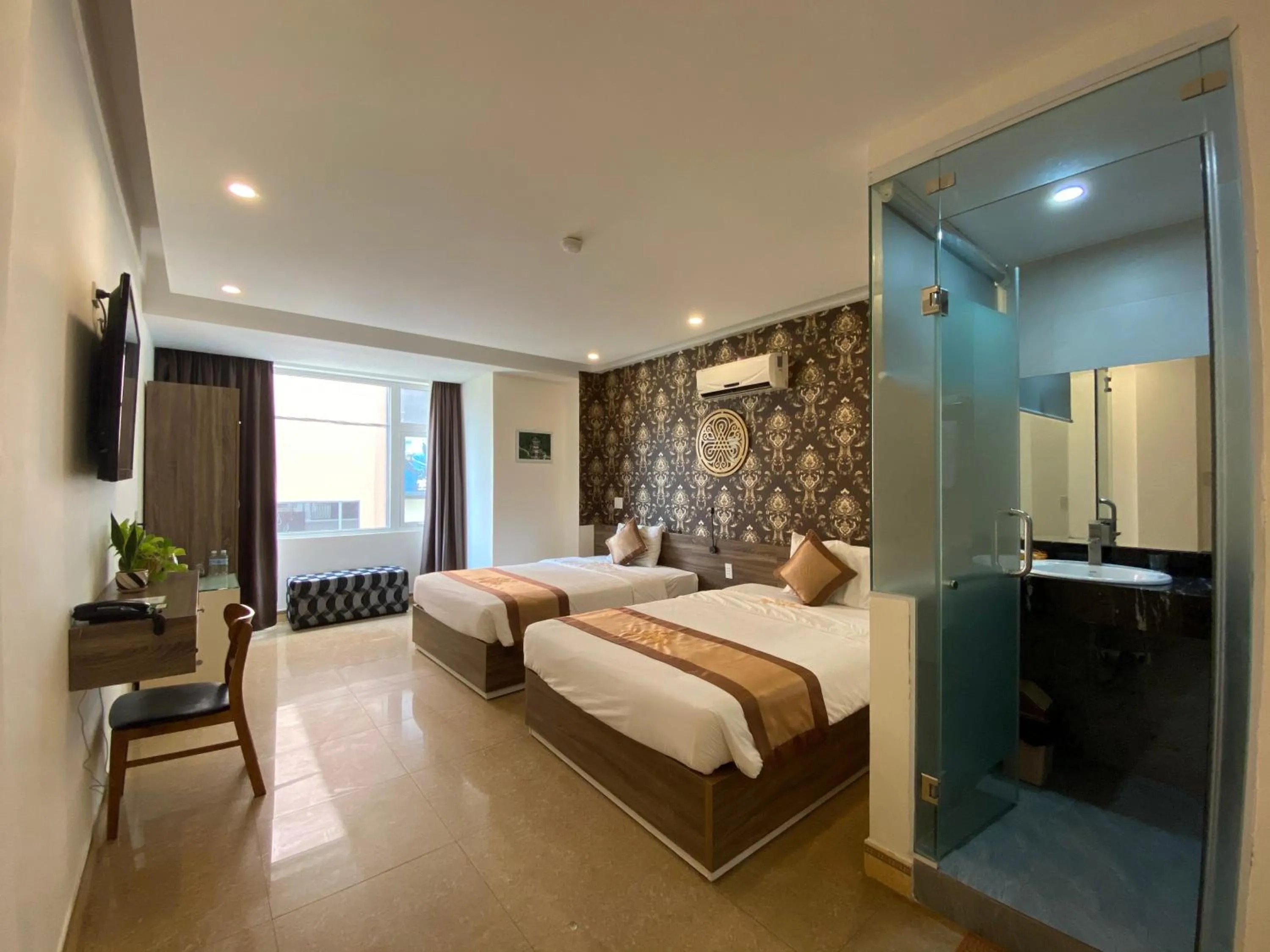 Photo of the whole room, Bed in Nice Hue Hotel