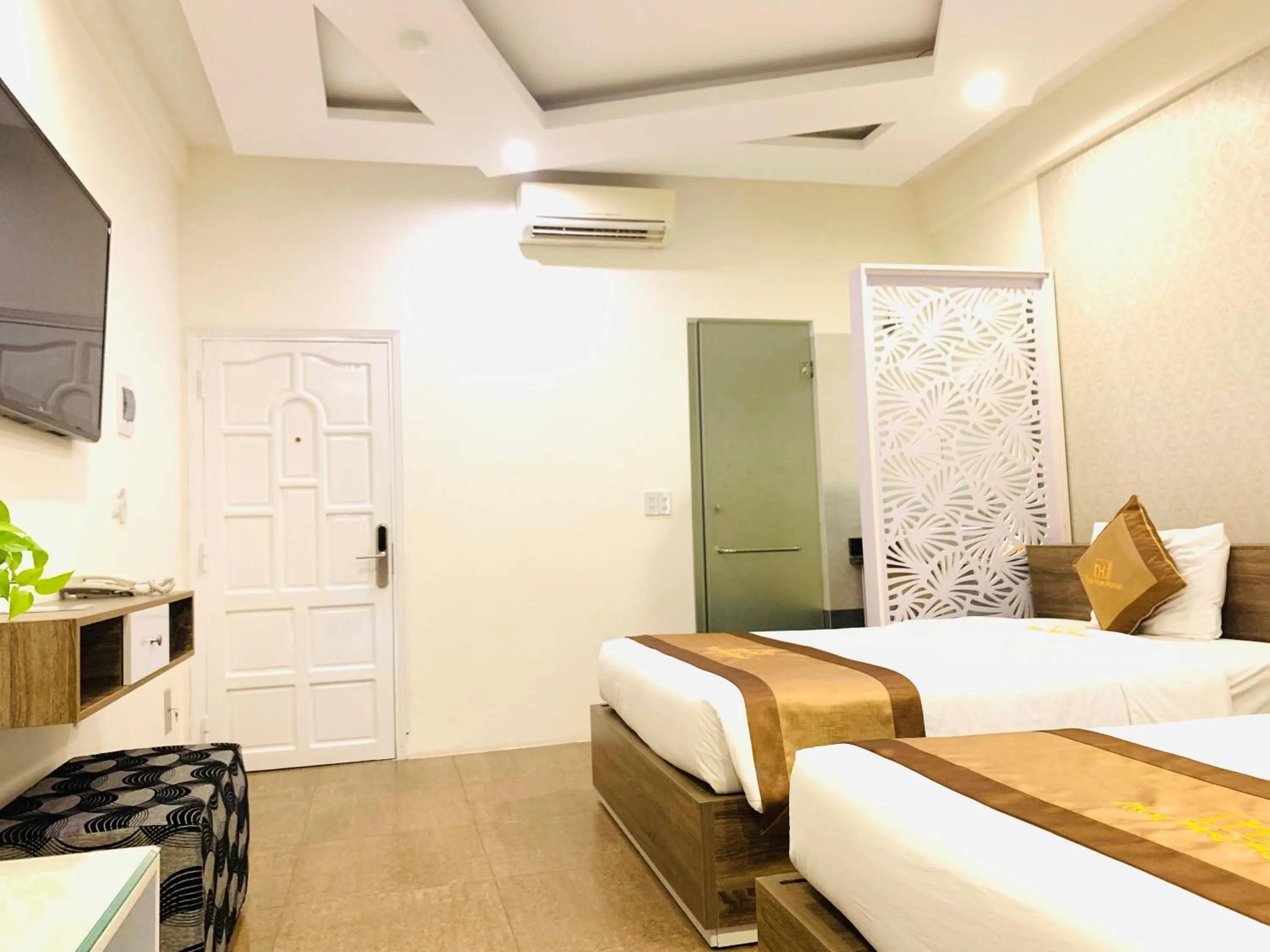 Shower, Bed in Nice Hue Hotel